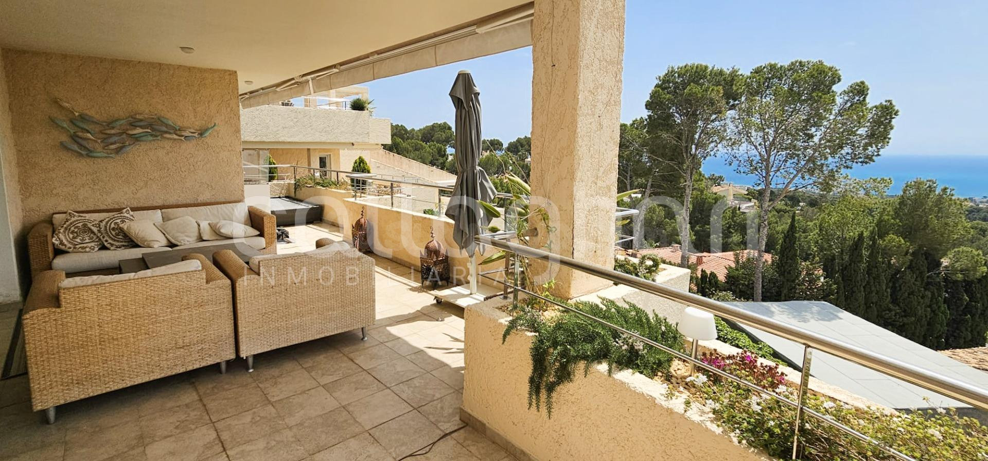 Apartamento de lujo en la Sierra de Altea con vistas panorámicas al mar y 93 m2 de terrazas y solárium