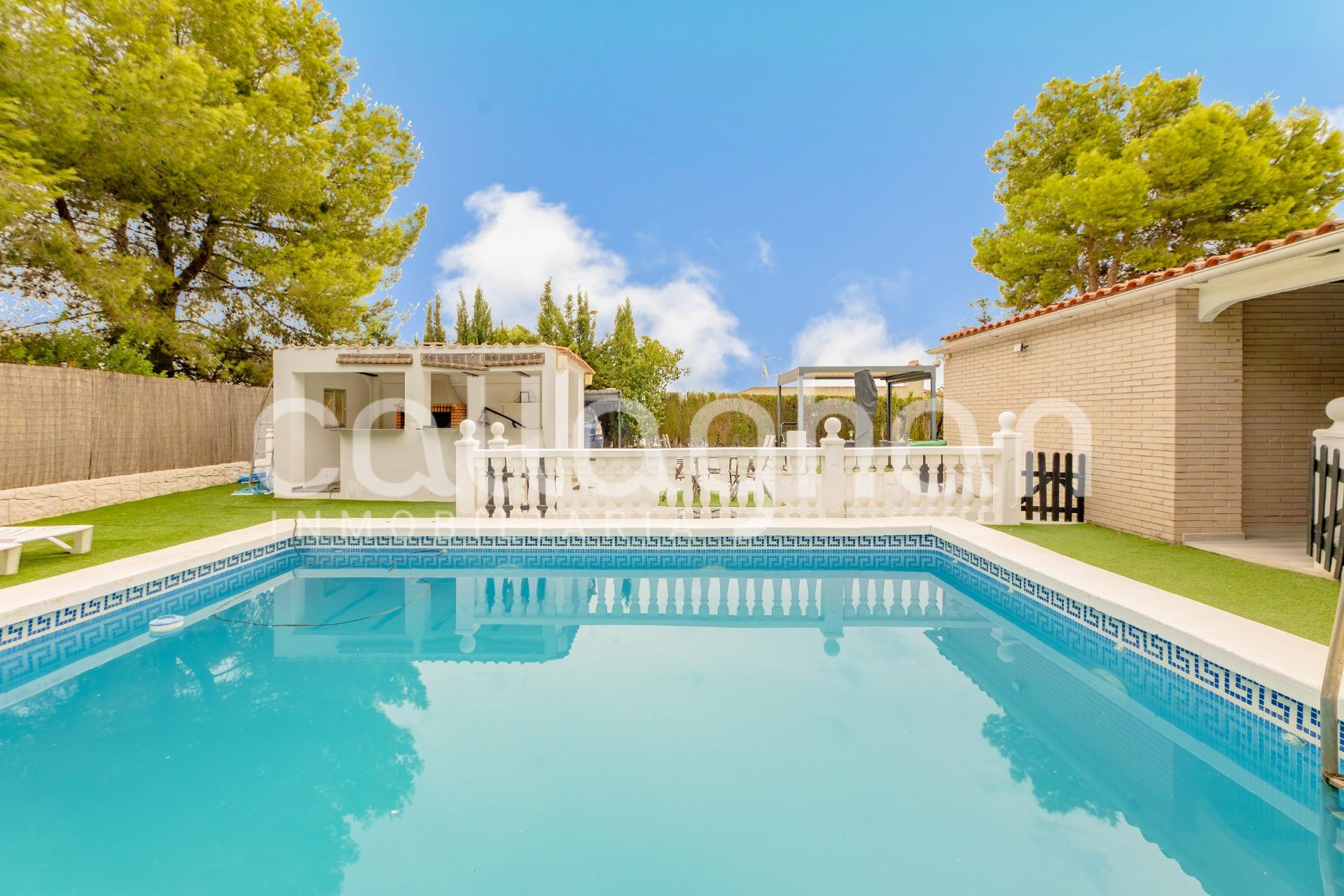 843 m2 de parcela, piscina y una casa pensada para disfrutarla