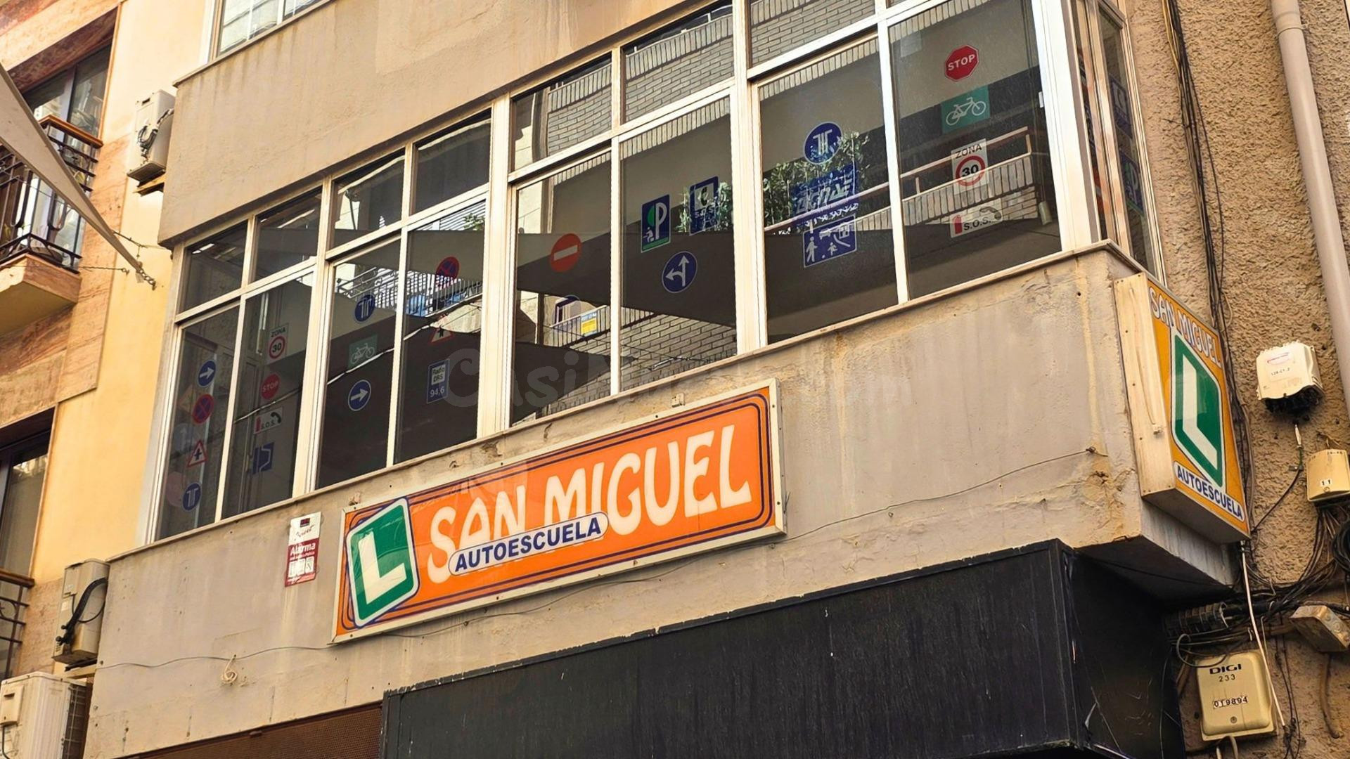 Amplia oficina amueblada de 101 m2 donde históricamente operó la reconocida Autoescuela San Miguel