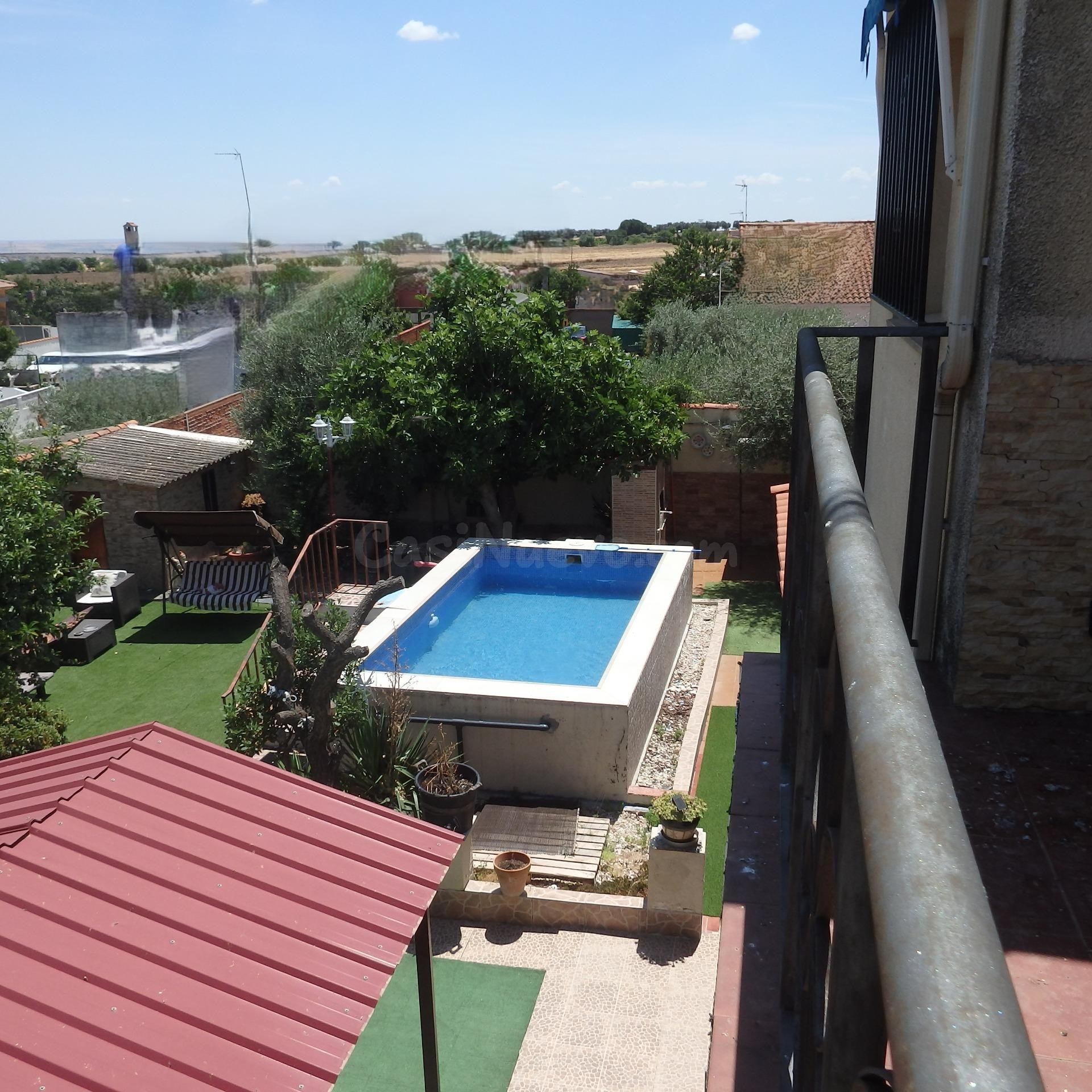CHALET INDEPENDIENTE CON PISCINA, 5 DORMITORIOS, VESTIDOR Y PLACAS SOLARES: ESPACIO Y CALIDAD DE VIDA EN CEDILLO DEL CONDADO