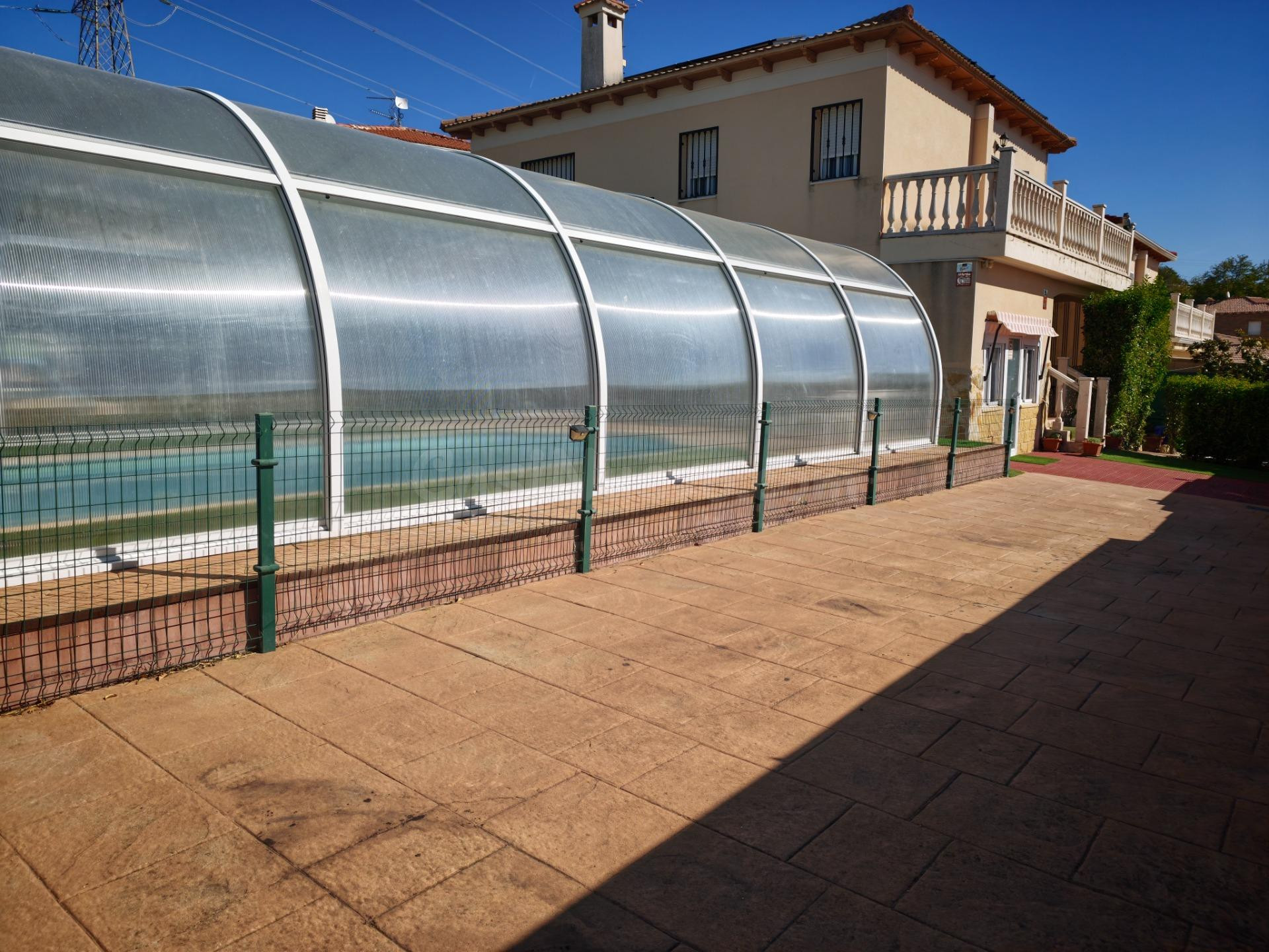 Chalet independiente en Méntrida con piscina climatizada, jardín y placas solares
