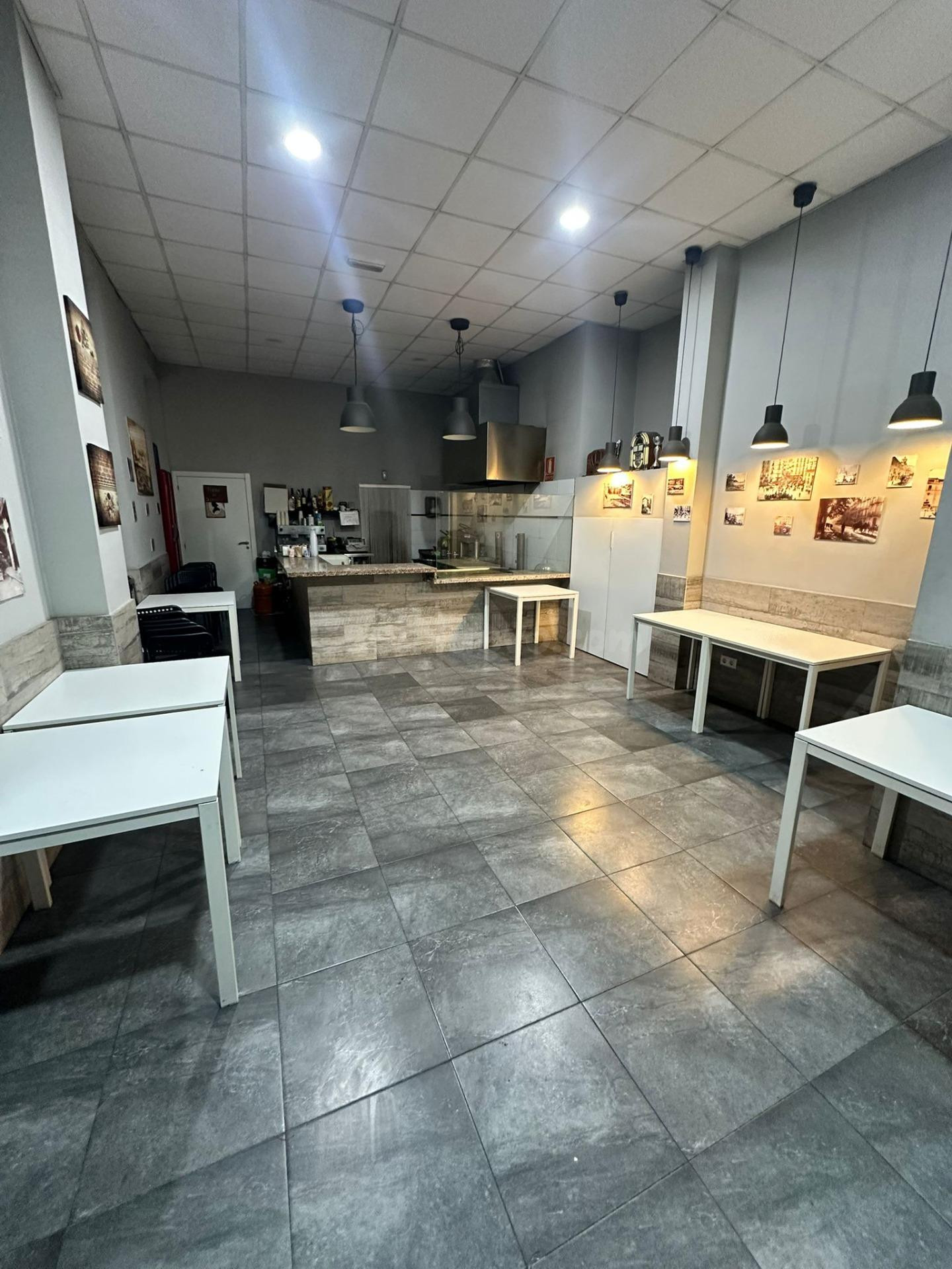 SE VENDE LOCAL COMERCIAL EN PLENO CENTRO-Calle San Nicolás (LADO PLAZA ESPAÑA)