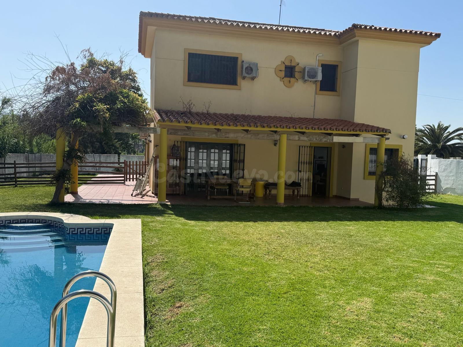 Exclusivo chalet independiente con piscina y amplia parcela en Urbanización Los Pinos