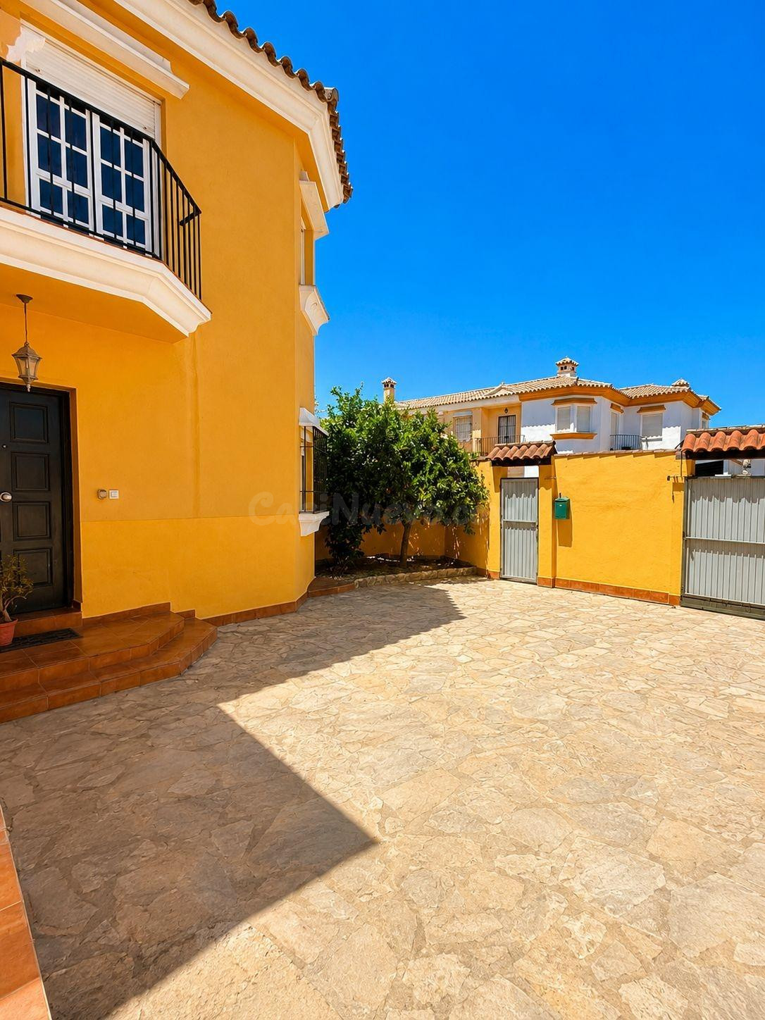Amplia vivienda unifamiliar con gran patio cerca de la playa en El Rinconcillo, Algeciras