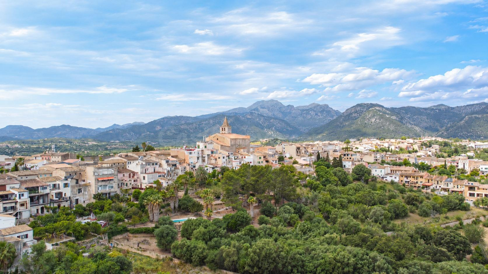 SE ALQUILA ENTRE LA PIEDRA, LA MADERA Y LA MONTAÑA: UN HOGAR PARA ENAMORARSE EN CAMPANET
