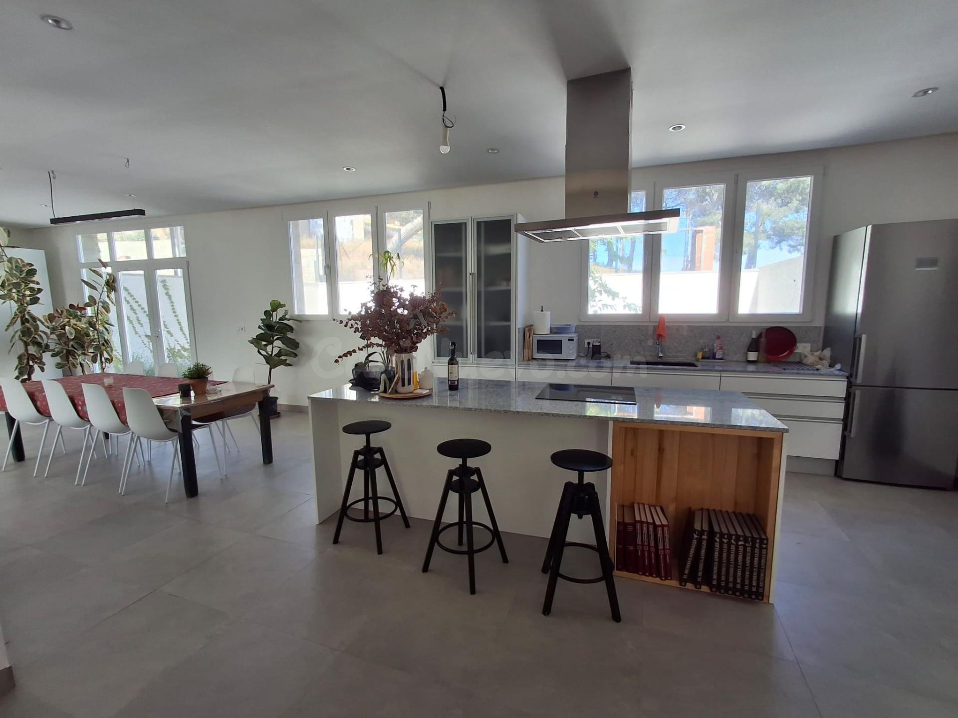 Encantadora Casa de Campo en Villena con Potencial para Reformar