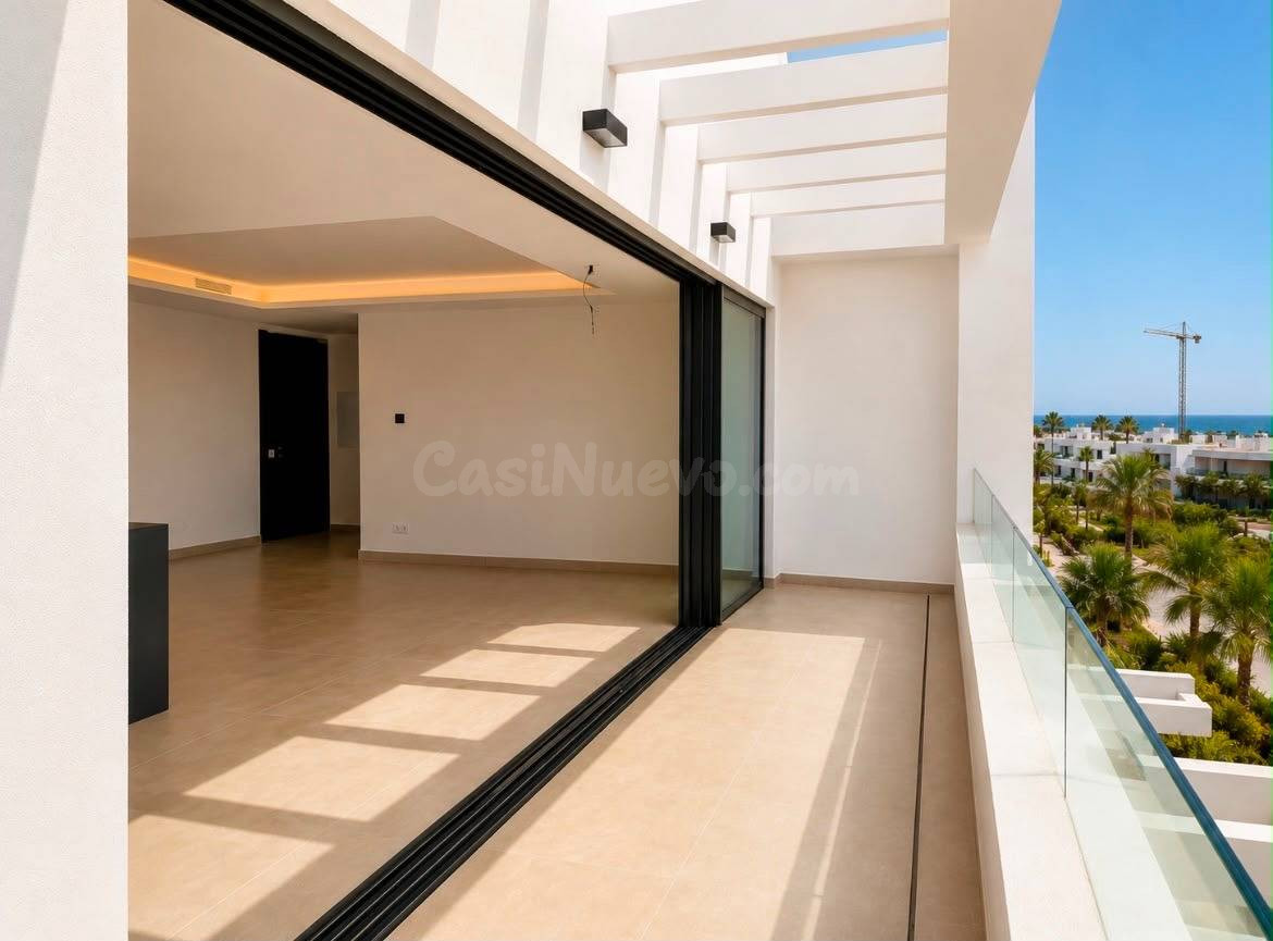 Ático de Obra Nueva con 2 Dormitorios, Terraza y Piscina en Estepona