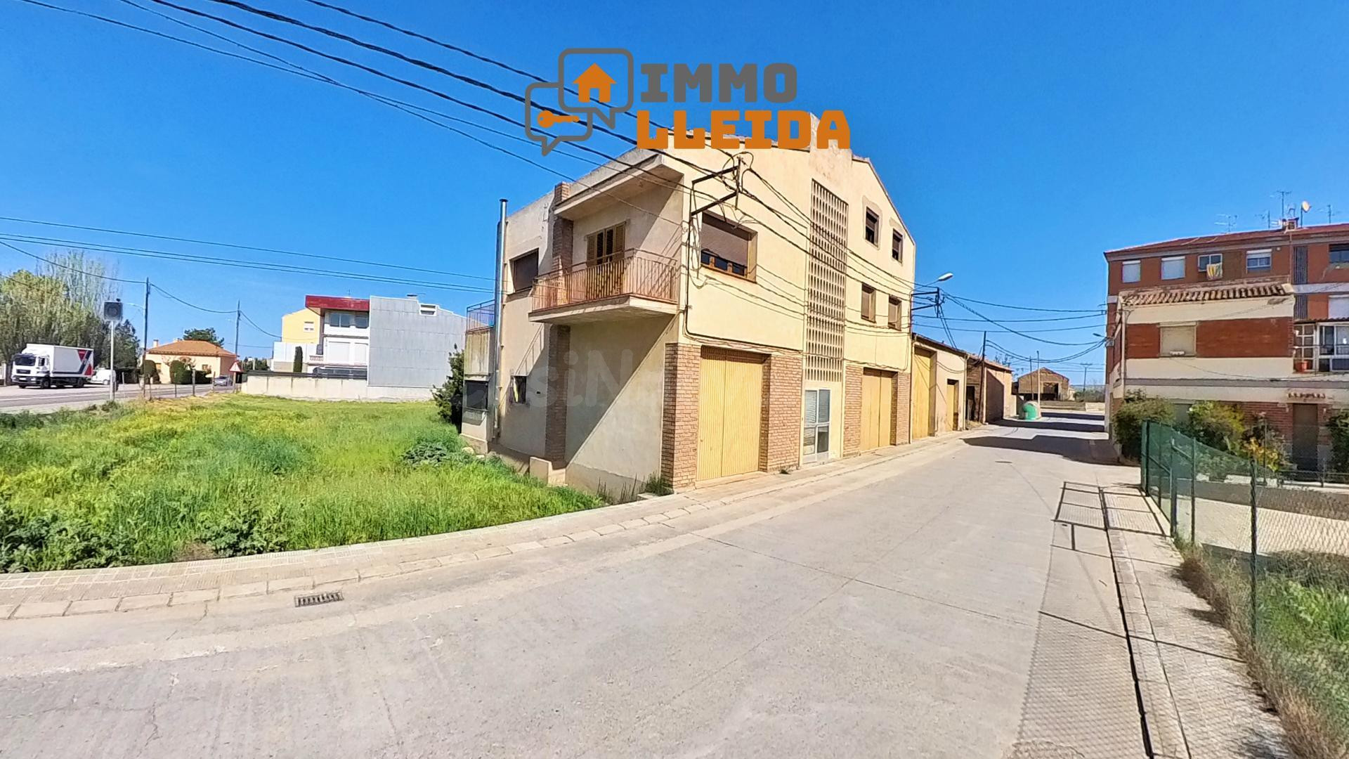 OPORTUNIDAD Casa con mucho terreno y varios garajes