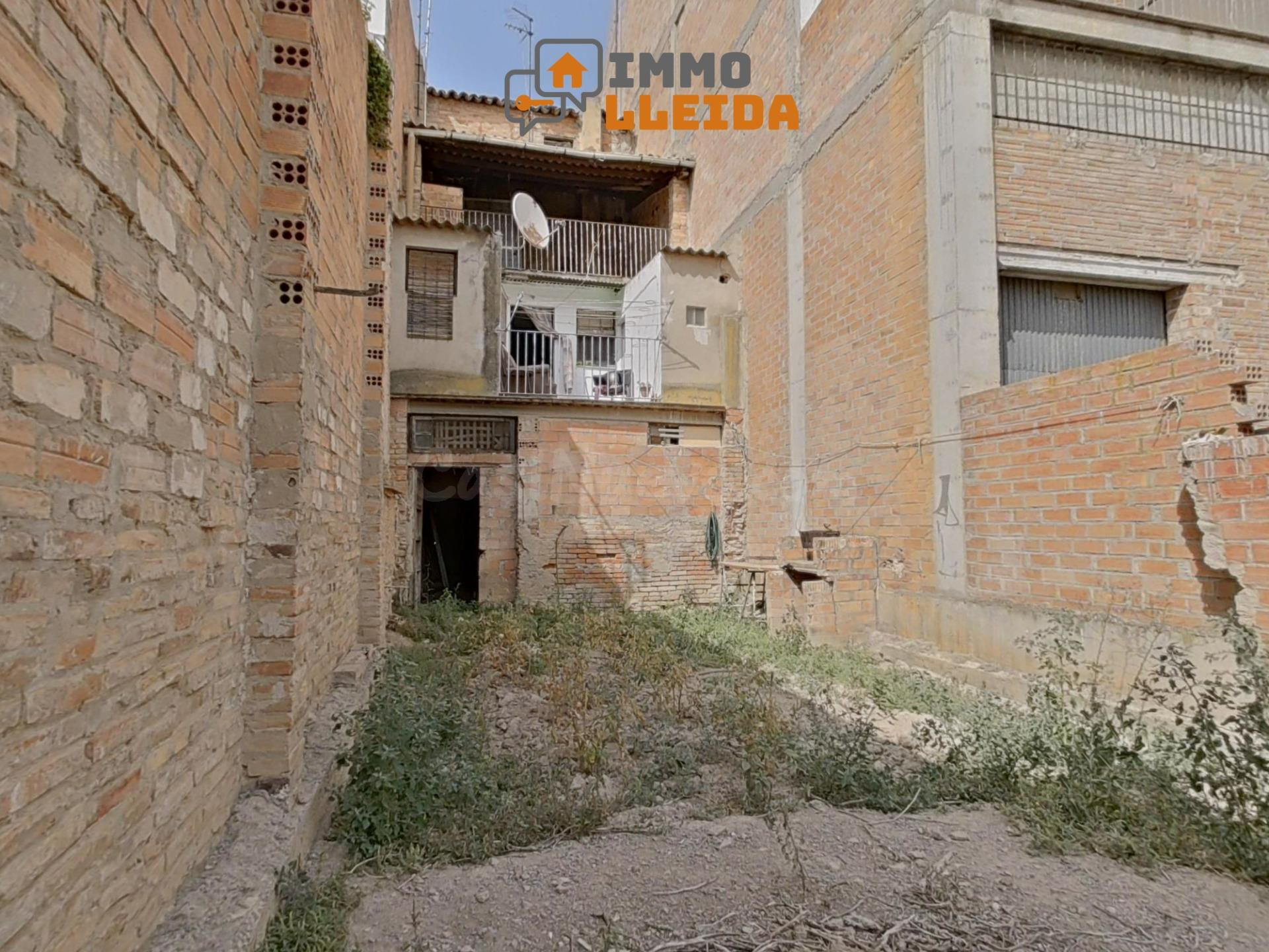 OPORTUNIDAD Casa adosada en Bellpuig con patio