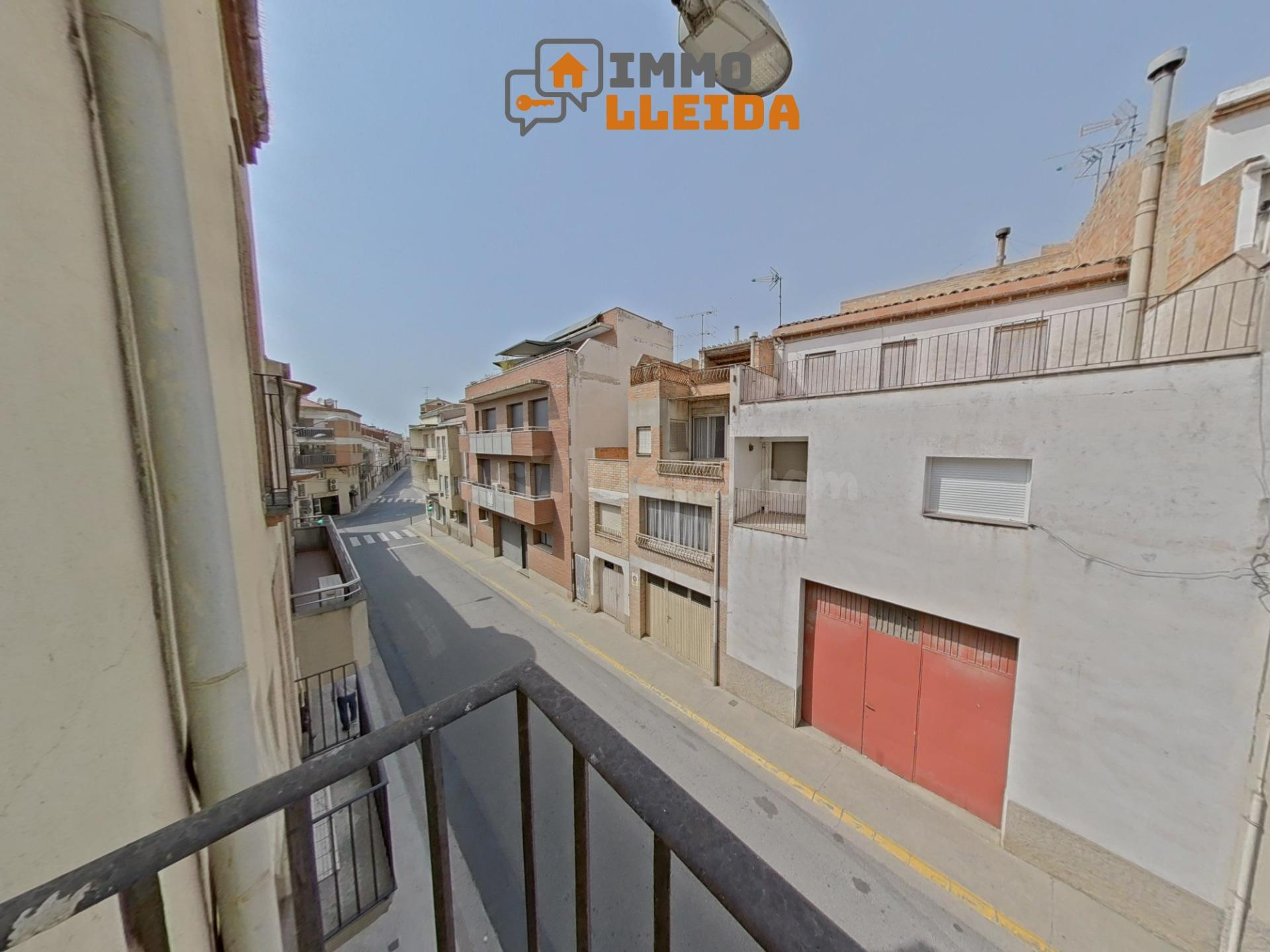 OPORTUNIDAD Casa adosada en Bellpuig con patio - foto 3