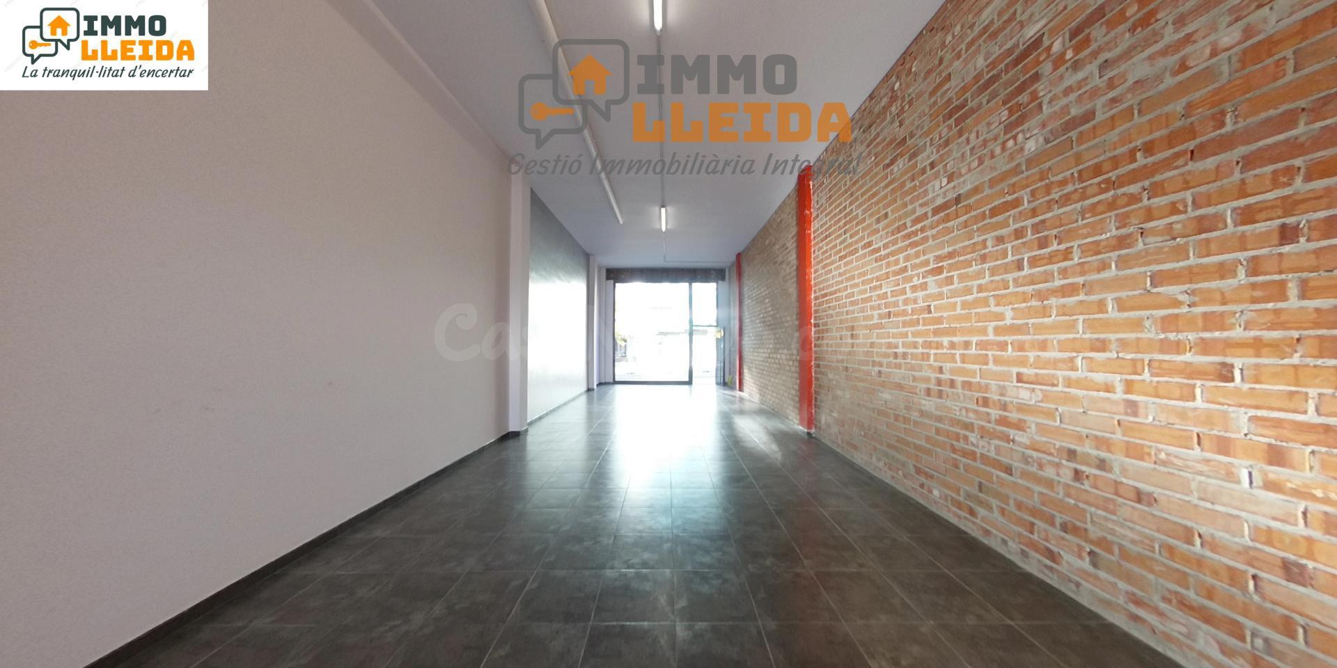 ¡Amplio local situado al lado de la zona comercial en auge de Lleida!