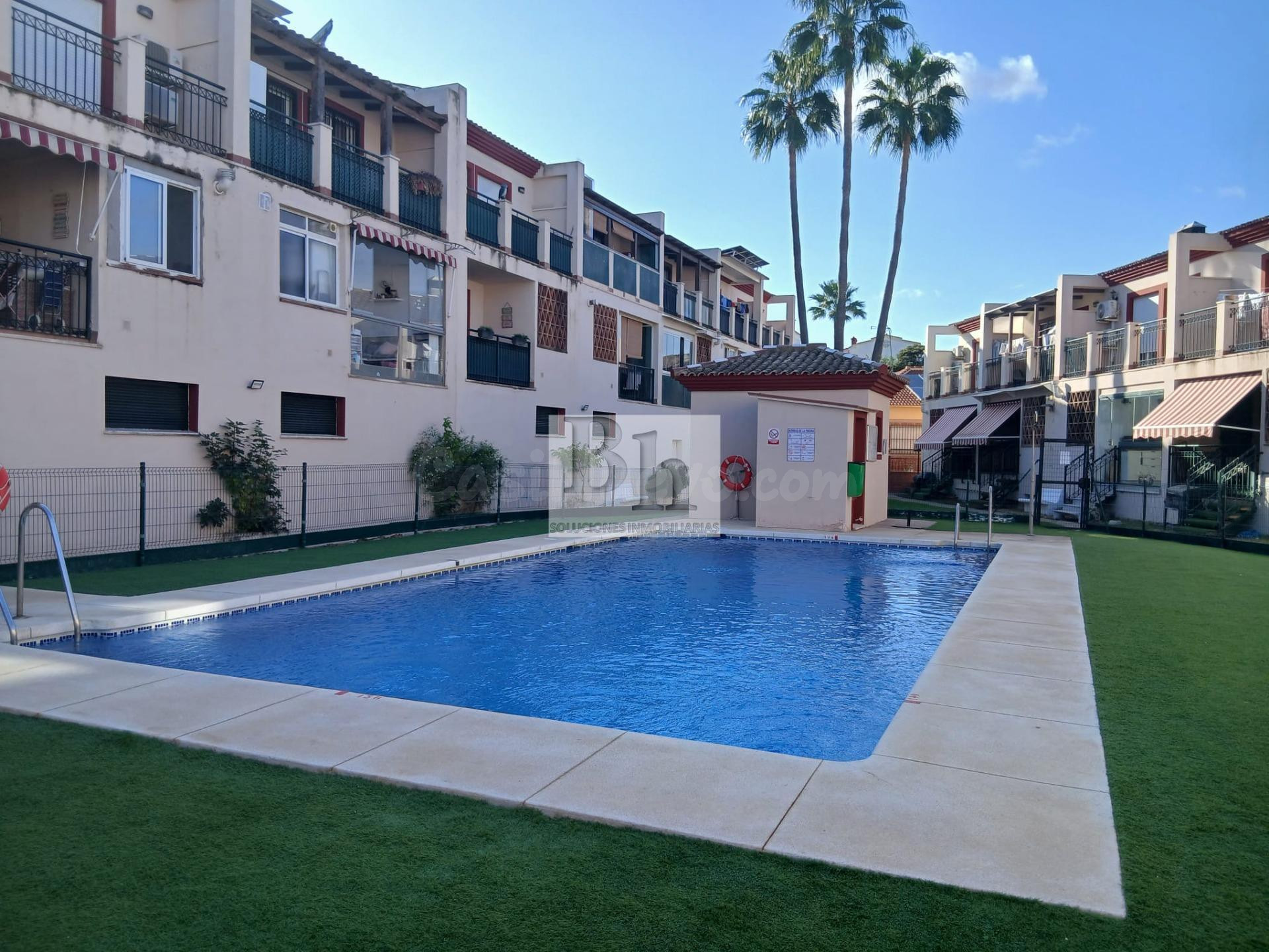 OPORTUNIDAD ADOSADO ALHAURIN DE LA TORRE (PEÑÓN DE ZAPATA), RECINTO CERRADO JARDINES Y PISCINA, CONSTRUCCIÓN 2006, 3 DORMITORIOS, 2 BAÑOS, 1 ASEO, 2 GARAJES, 2 TRASTEROS, MEJOR VER...