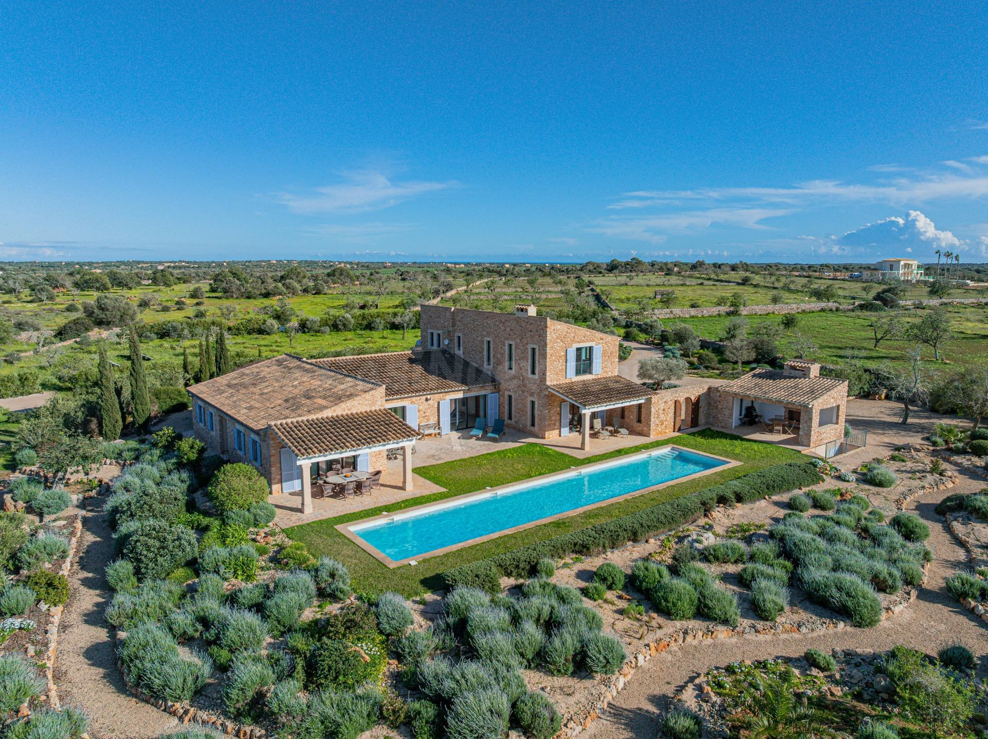 Finca mediterránea con carácter y vistas abiertas cerca de Ses Salines y Es Trenc