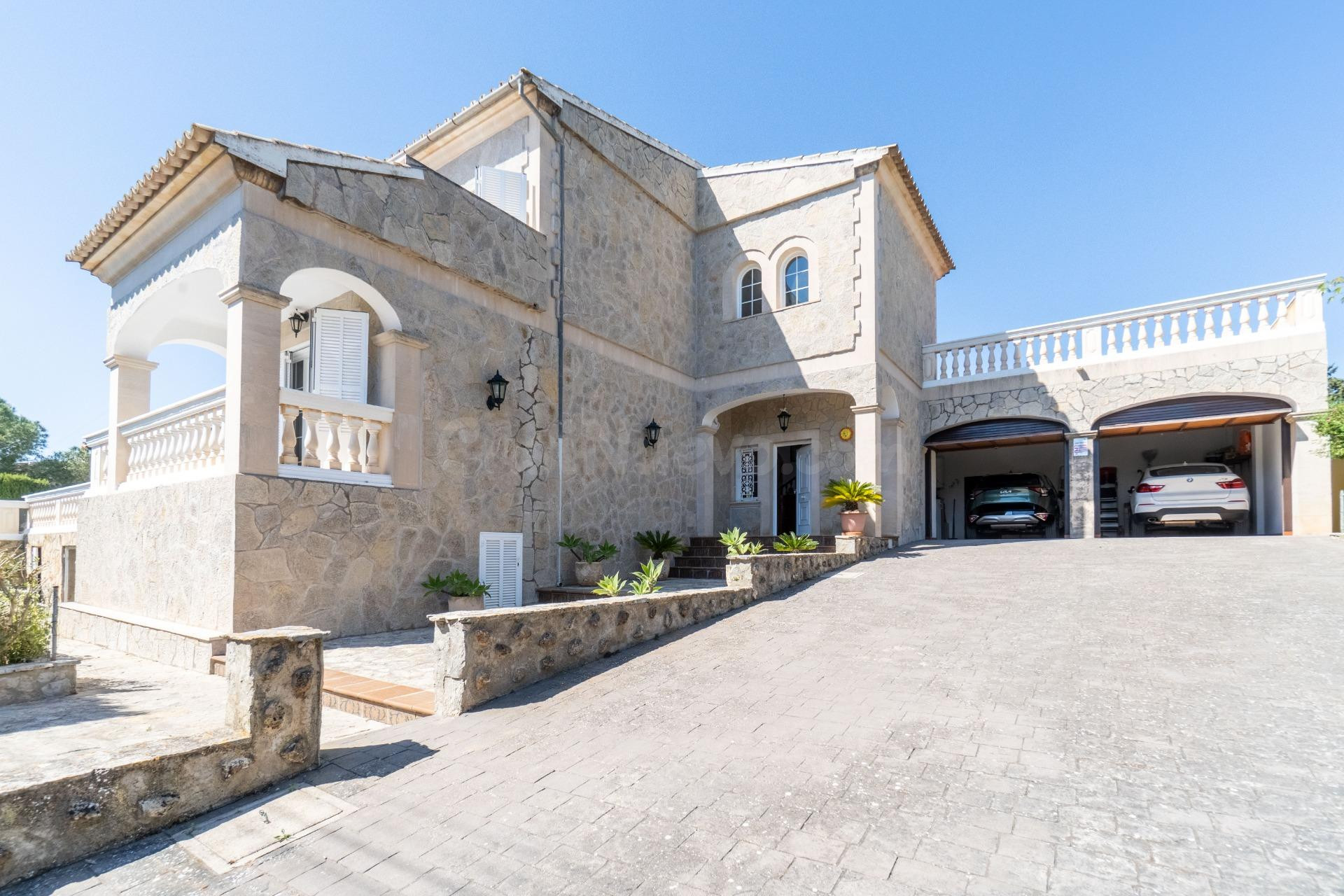 Casa unifamiliar con piscina privada y amplio garaje en Sa C
