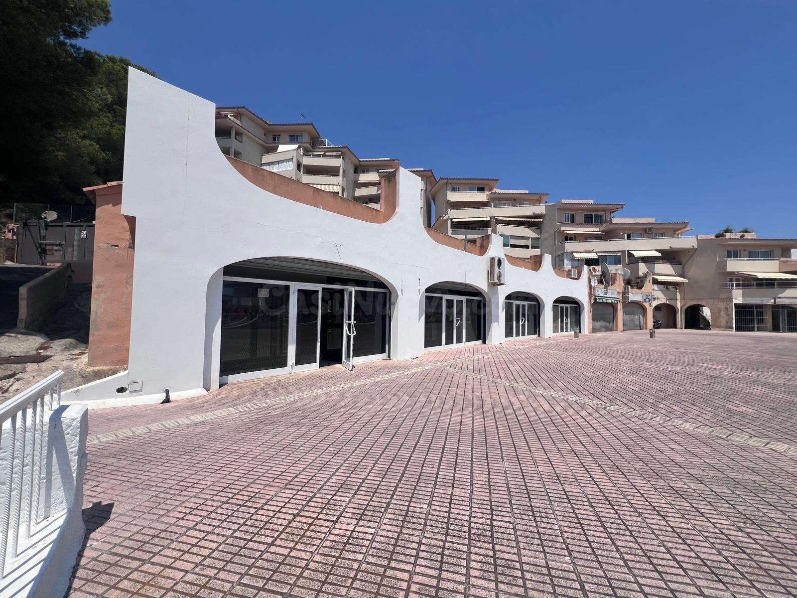 Complejo comercial de 664 m2 con cuatro locales y gran terraza en Santa Ponça