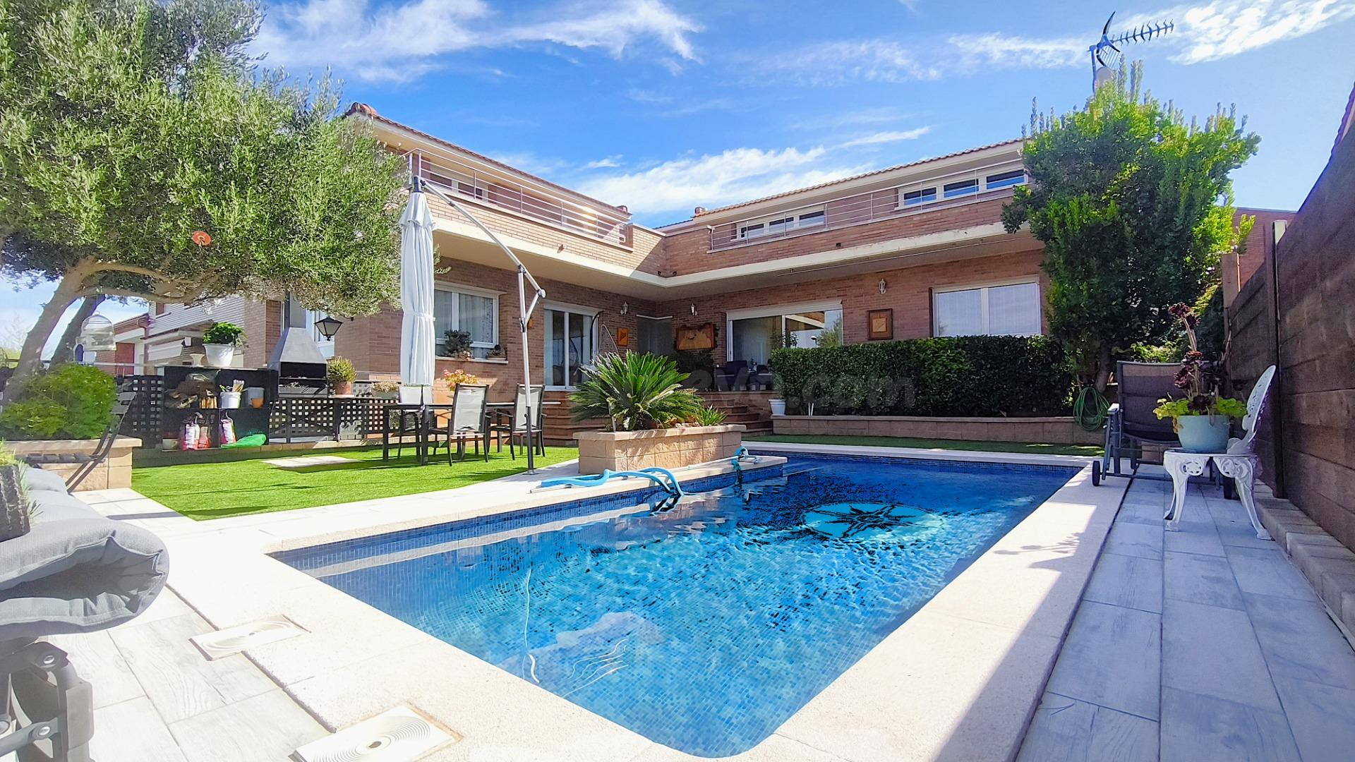 Exclusivo Chalet con Vistas Panorámicas a Montserrat en la Urbanización Salelles (Sant Salvador de Guardiola)