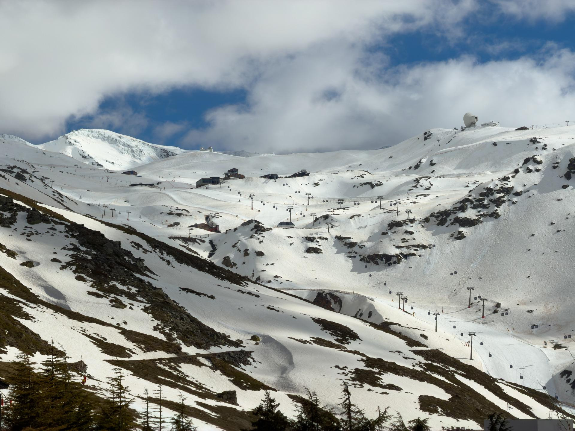 Tu refugio moderno con terraza panorámica en Sierra Nevada