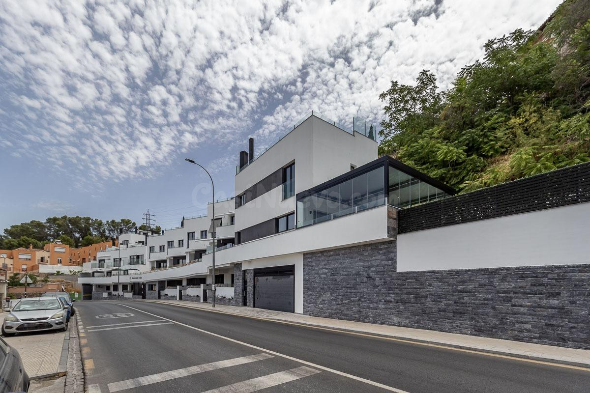 Estudio de reciente construcción con piscina, garaje y zonas comunes en Granada