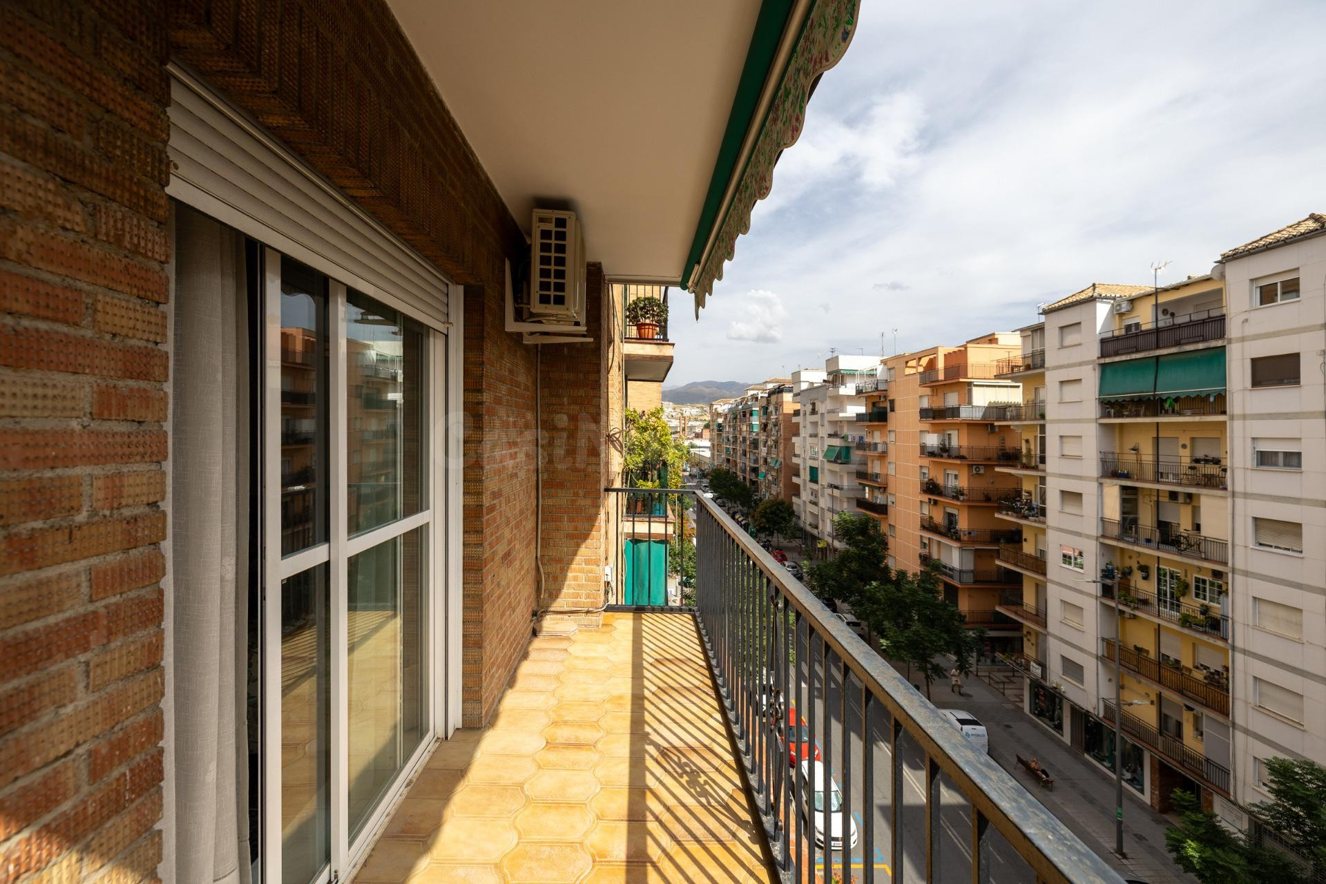 PISO DE 3 DORMITORIOS CON TERRAZA Y VISTAS EN EL ZAIDÍN – 5.ª PLANTA CON ASCENSOR