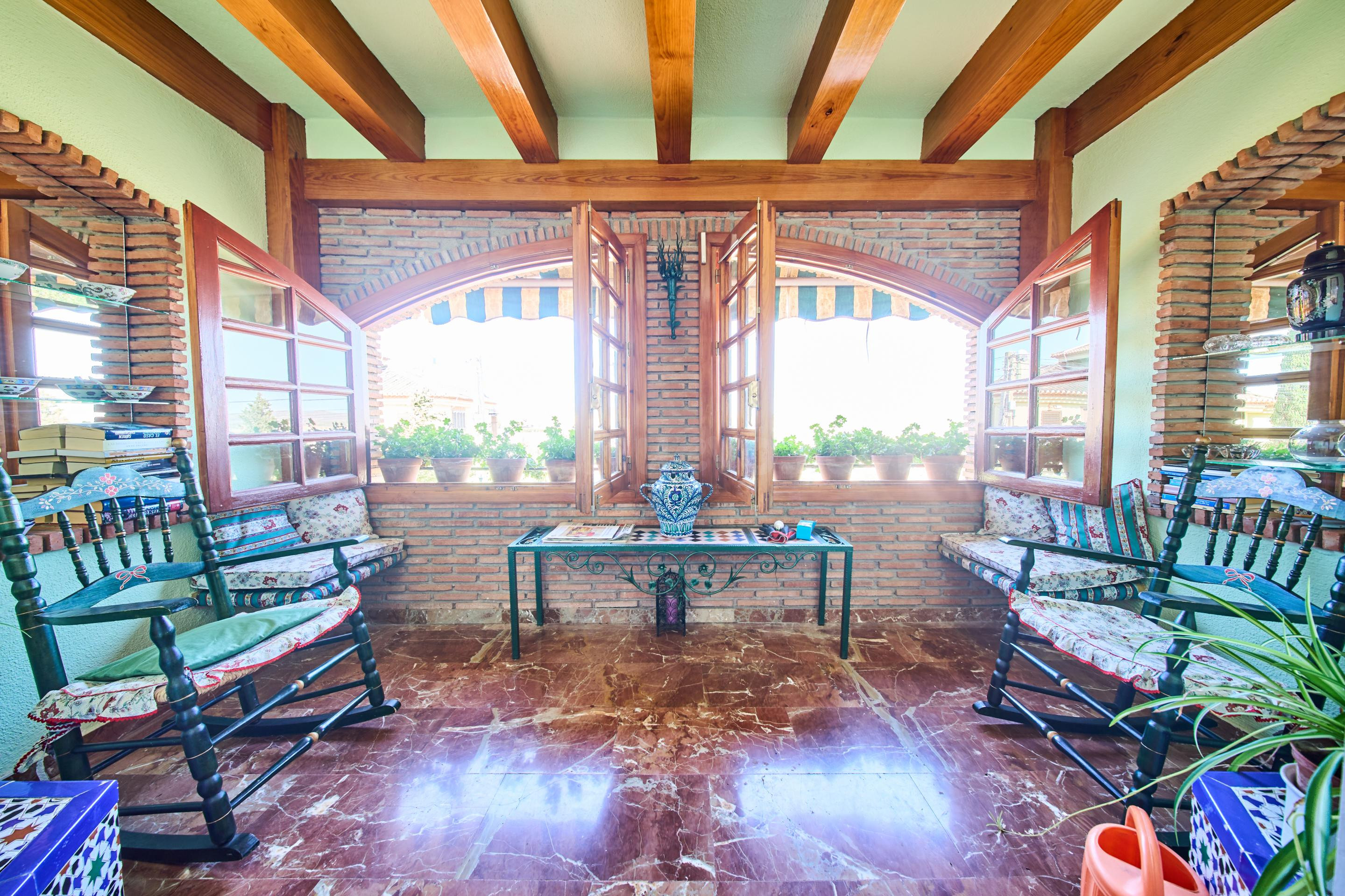 Dos chalets independientes en Villa de Otura con 1100 cuadrados de parcela y piscina enorme y totalmente despejada.