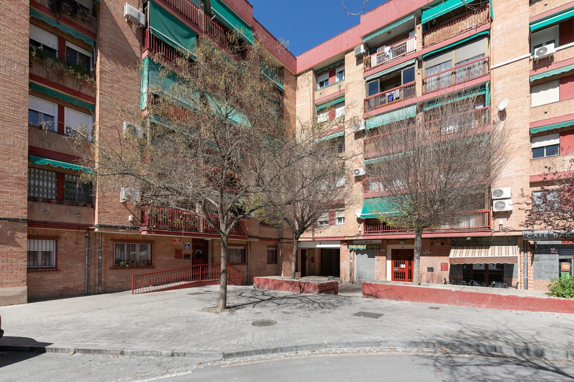 Piso 80 m2 útiles con terraza y patio en Granada | 3 dormitorios, muy luminoso y listo para entrar a vivir.