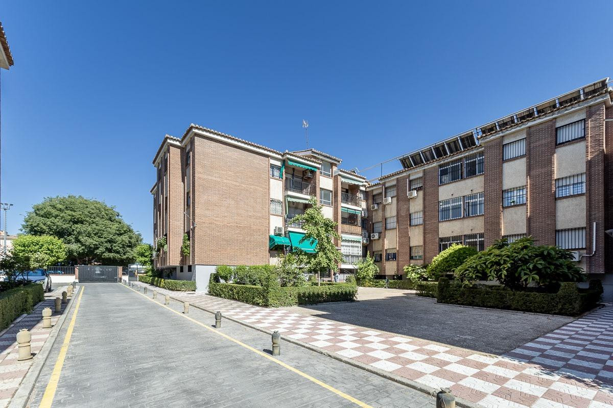 Traumatología (zona). Piso 4 dormitorios, 2 baños. Calefacción central. Plaza de aparcamiento y trastero.