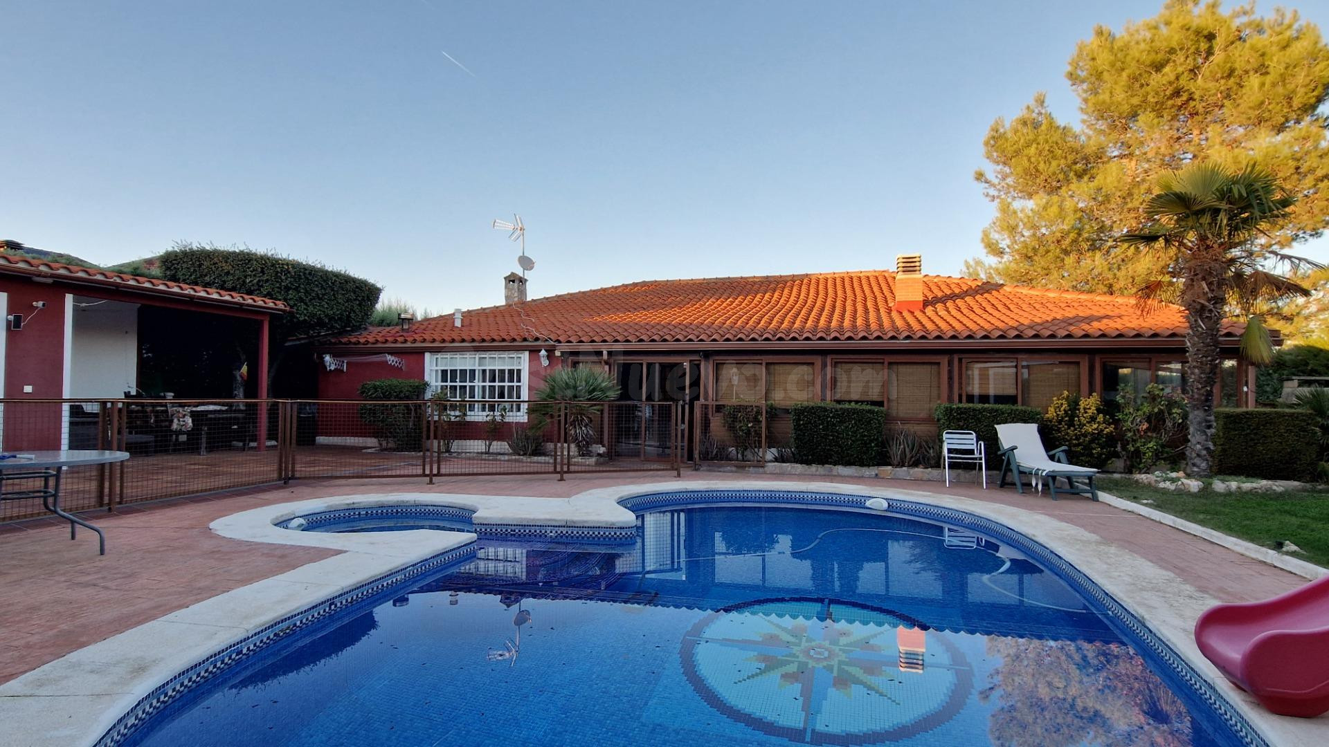 Chalet en venta con piscina