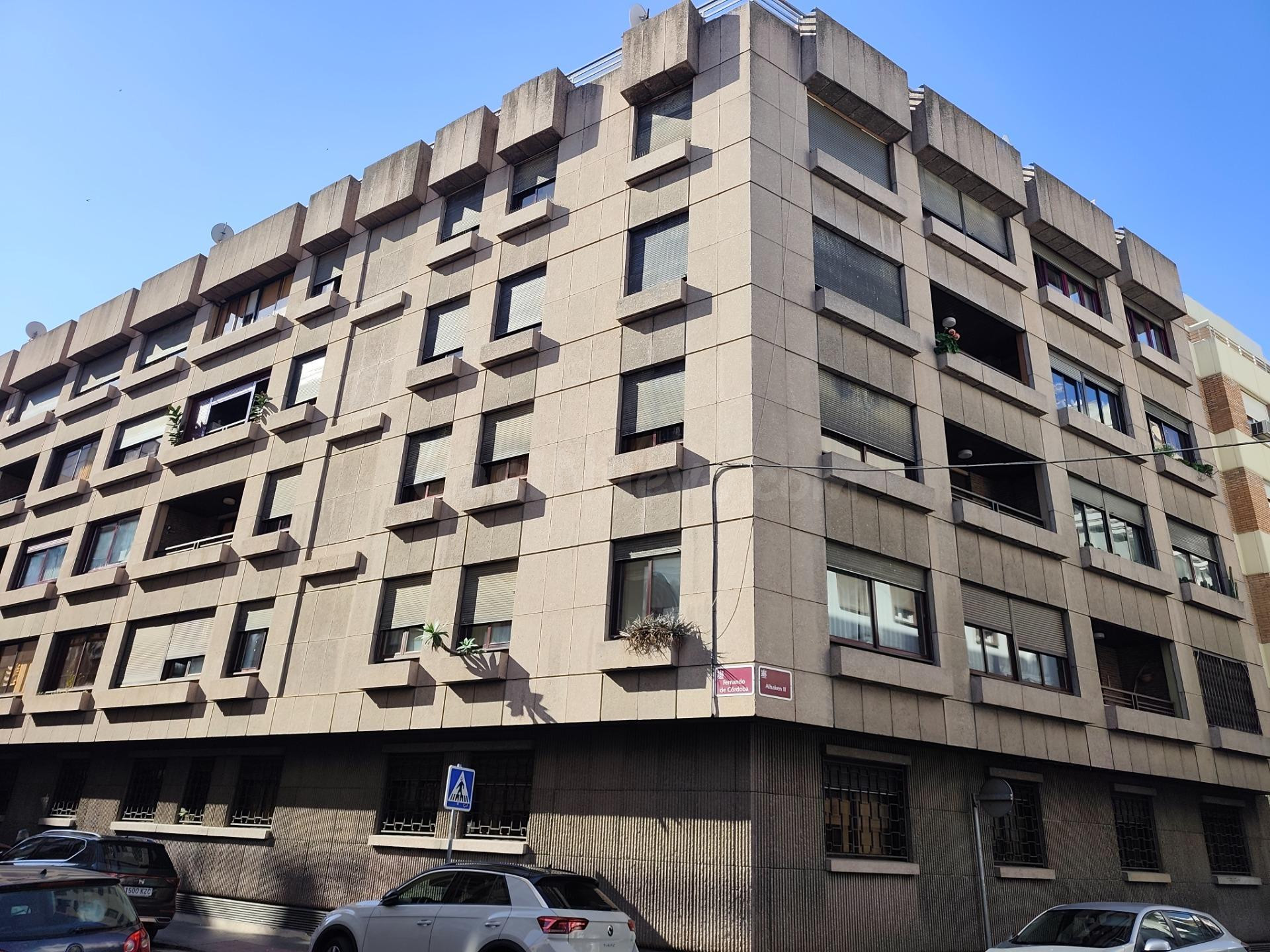 Piso exterior en buen edificio junto a Avda. Gran Capitán