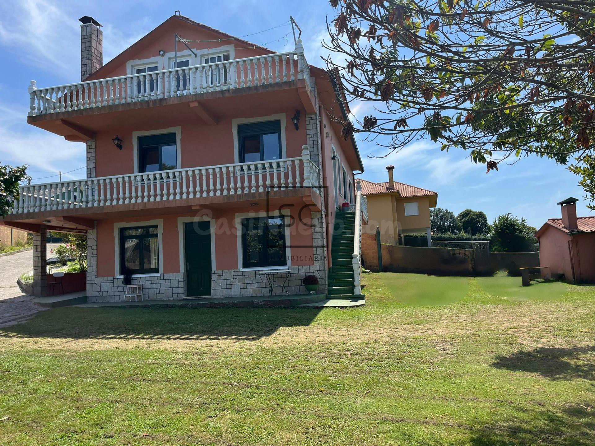 Casa de 3 plantas y garaje en Meirás, Valdoviño.