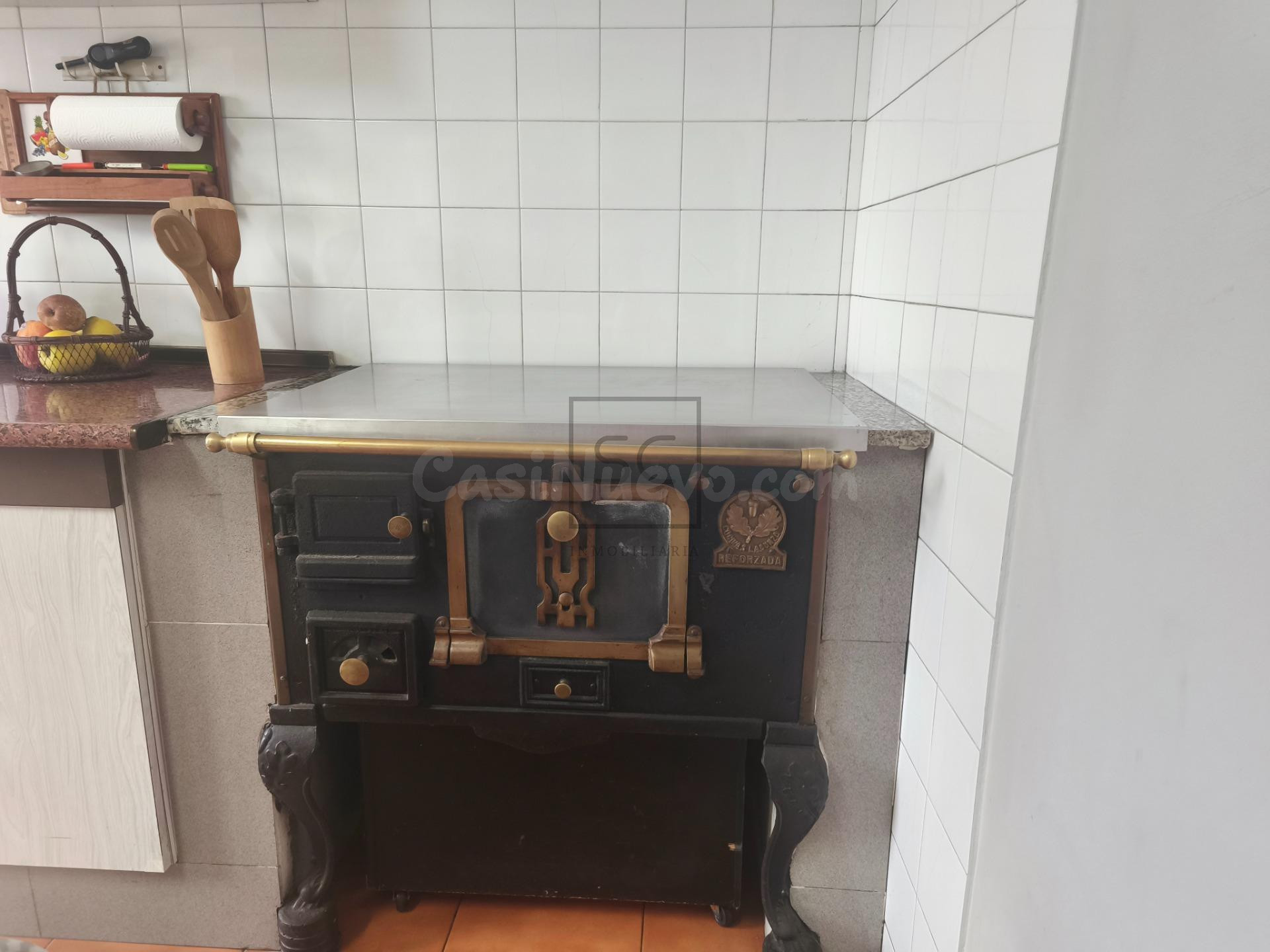 Casa con finca y bodegas en Monfero - foto 4