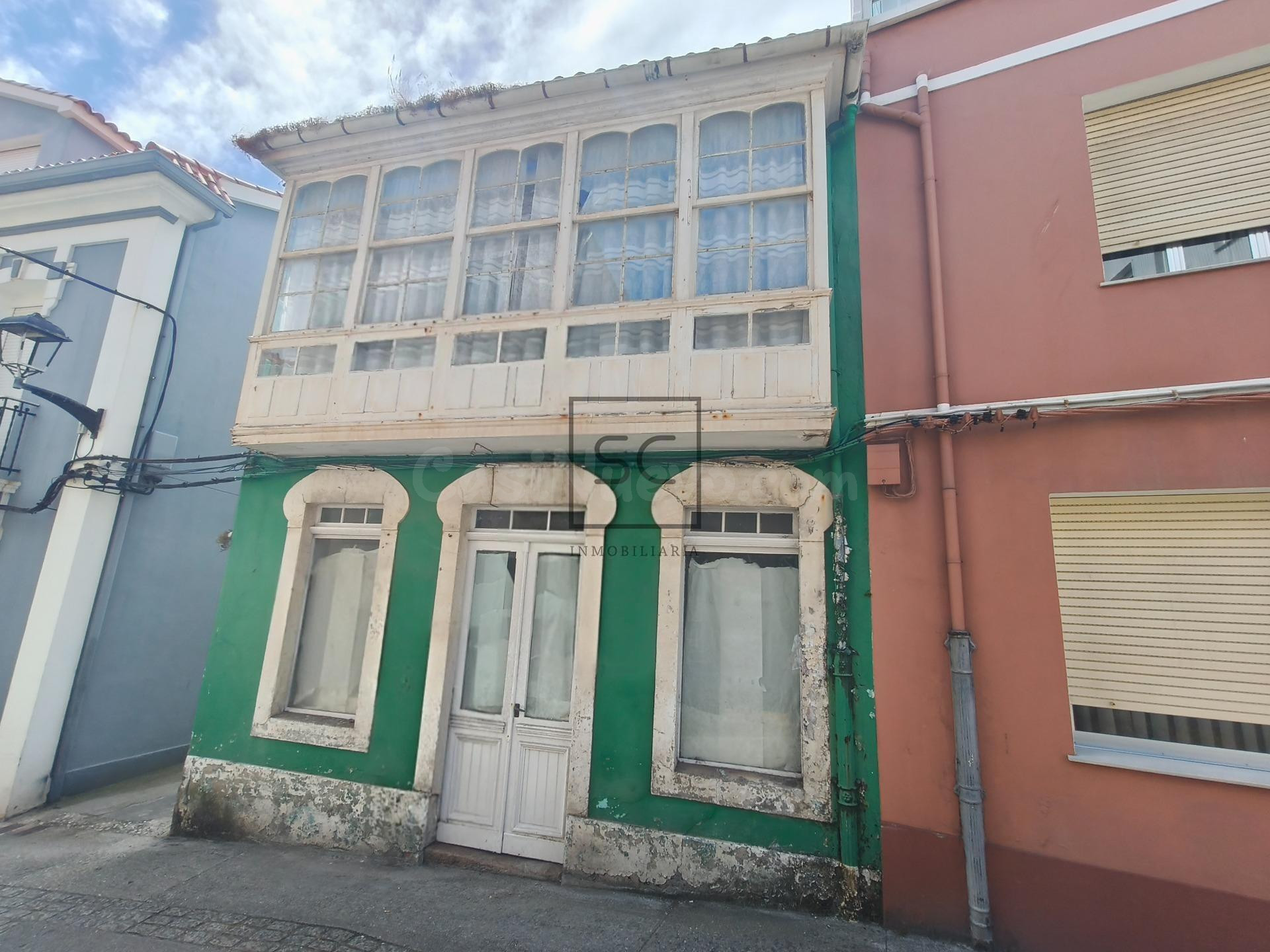 Casa adosada en el centro de Cariño. - foto 2