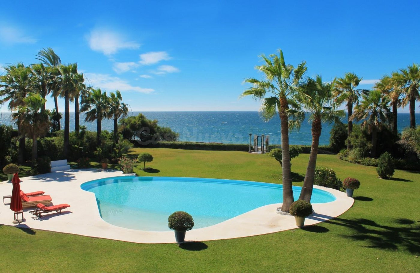 MANSION EN PRIMERA LINEA DE PLAYA EN AMPLIA PARCELA