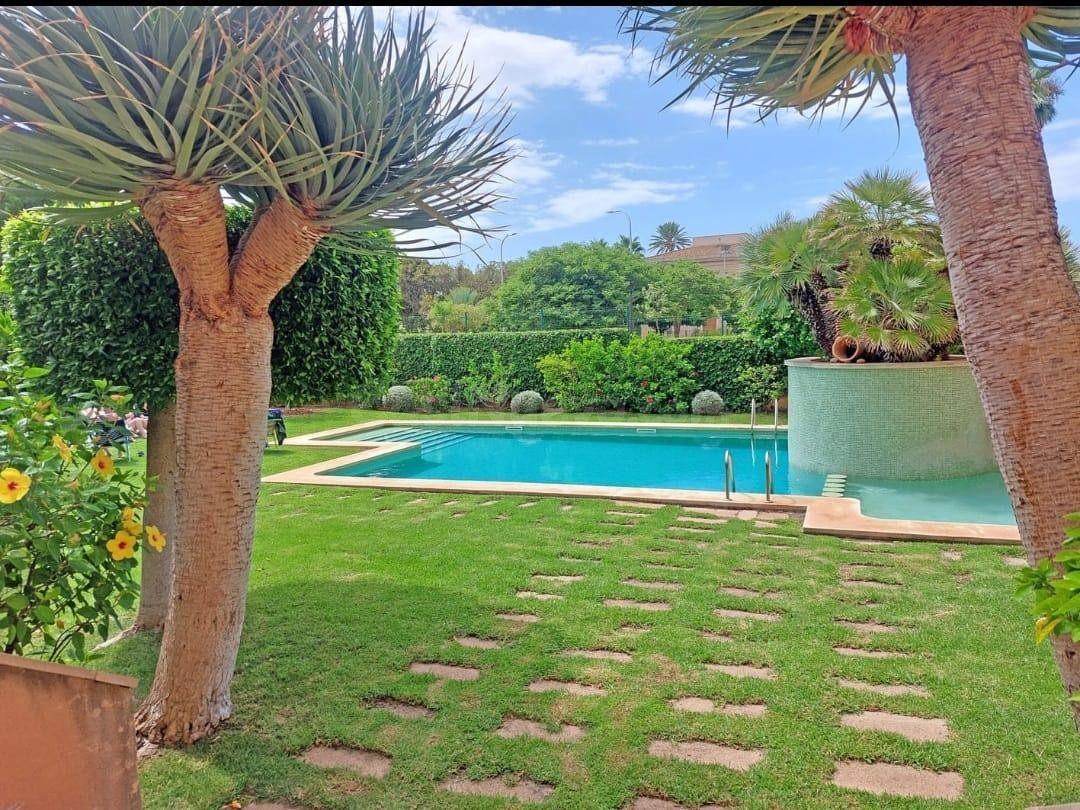 PLANTA BAJA CON TERRAZAS Y PISCINA A 100 M DE LA PLAYA EN PORTIXOL