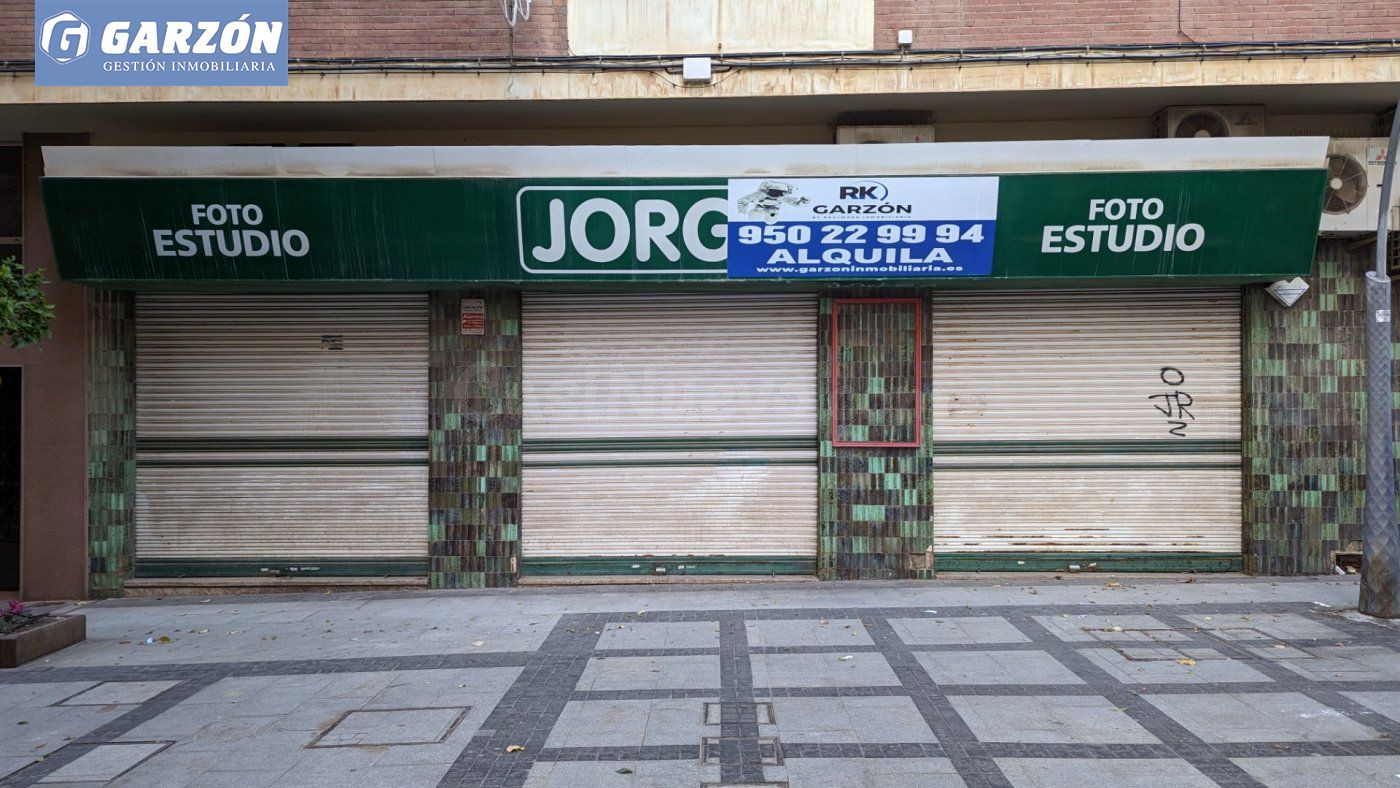 Gran local en Alquiler en Reyes Católicos