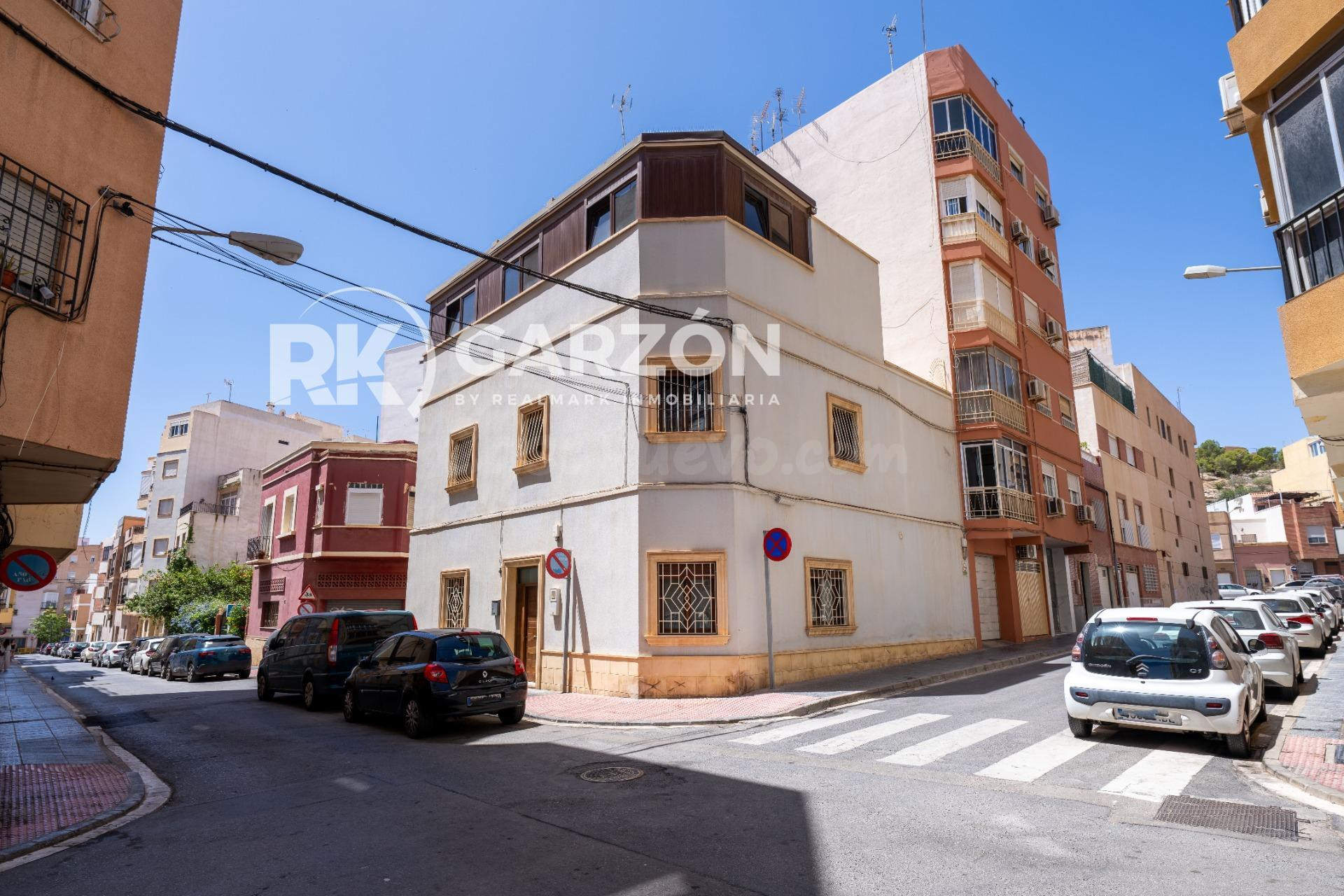 Espléndida Casa Reformada junto a la Puerta Purchena, en el Corazón de Almería