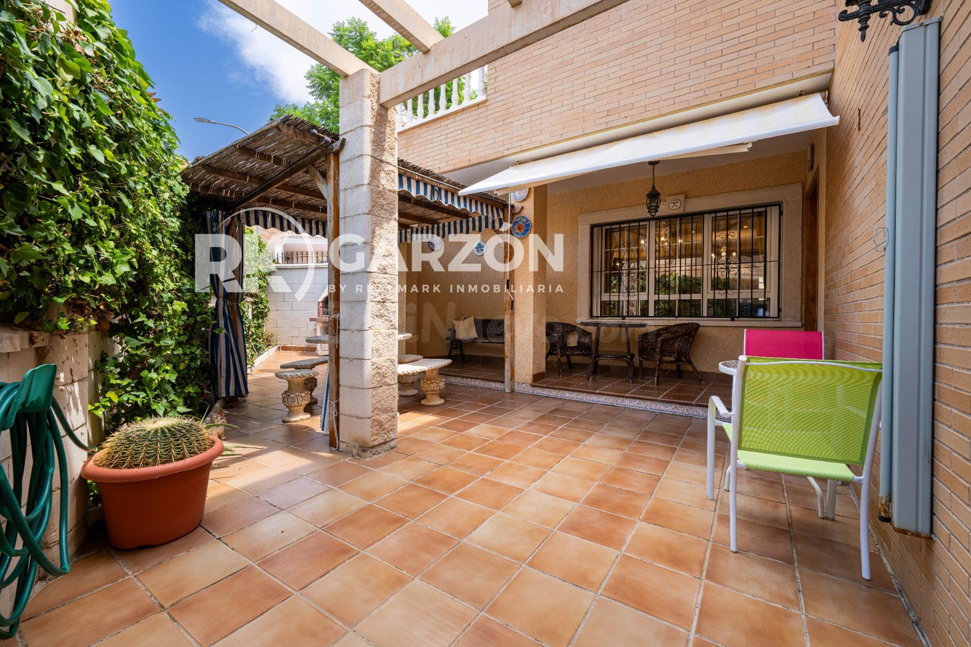 DUPLEX ADOSADO EN ESQUINA EN HUERCAL DE ALMERIA