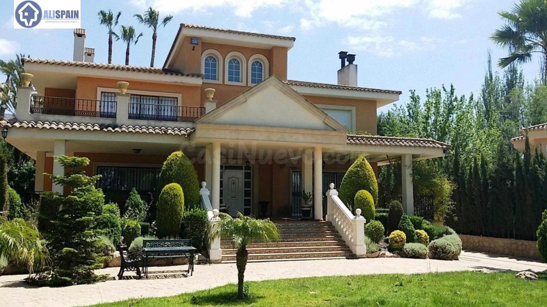 Villa de lujo en exclusiva urbanización con acceso restringido y seguridad 24h - Loma Badá Alicante