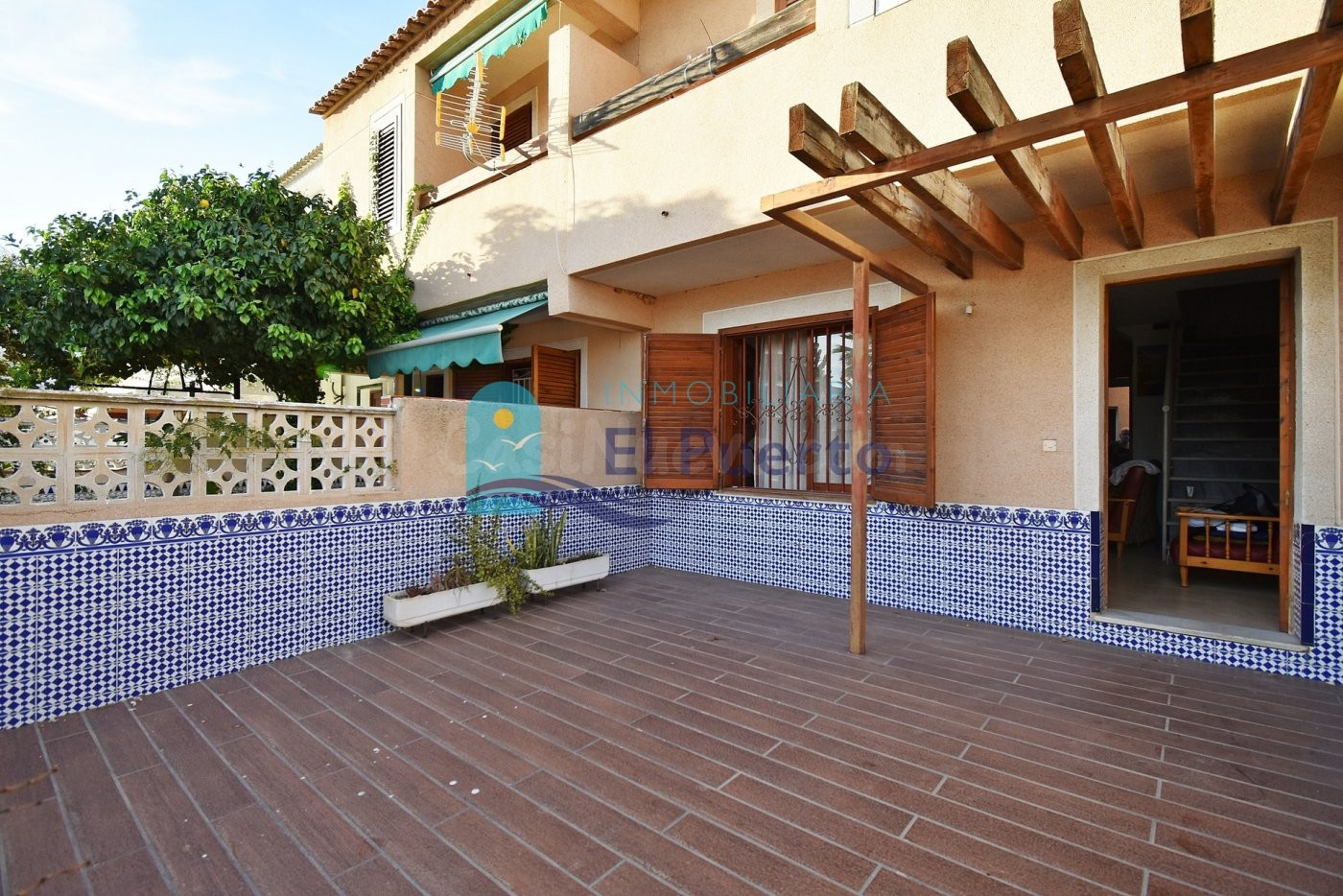 AMPLIO DUPLEX CON TERRAZA DELANTERA Y PATIO TRASERO EN BAHIA EN VENTA - REF. 1369