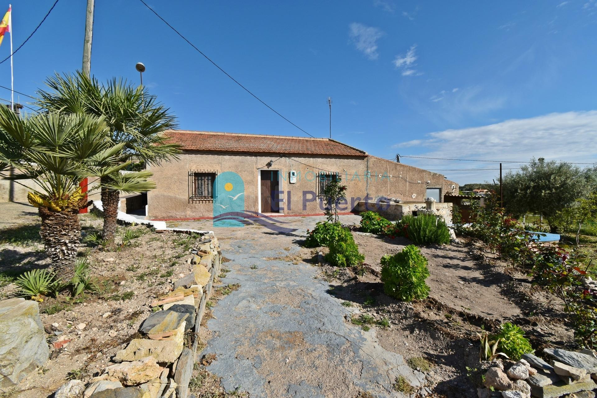 CASA DE CAMPO CON GRAN PARCELA, ÁRBOLES Y ZONA PARA ANIMALES EN PERÍN – REF. 521