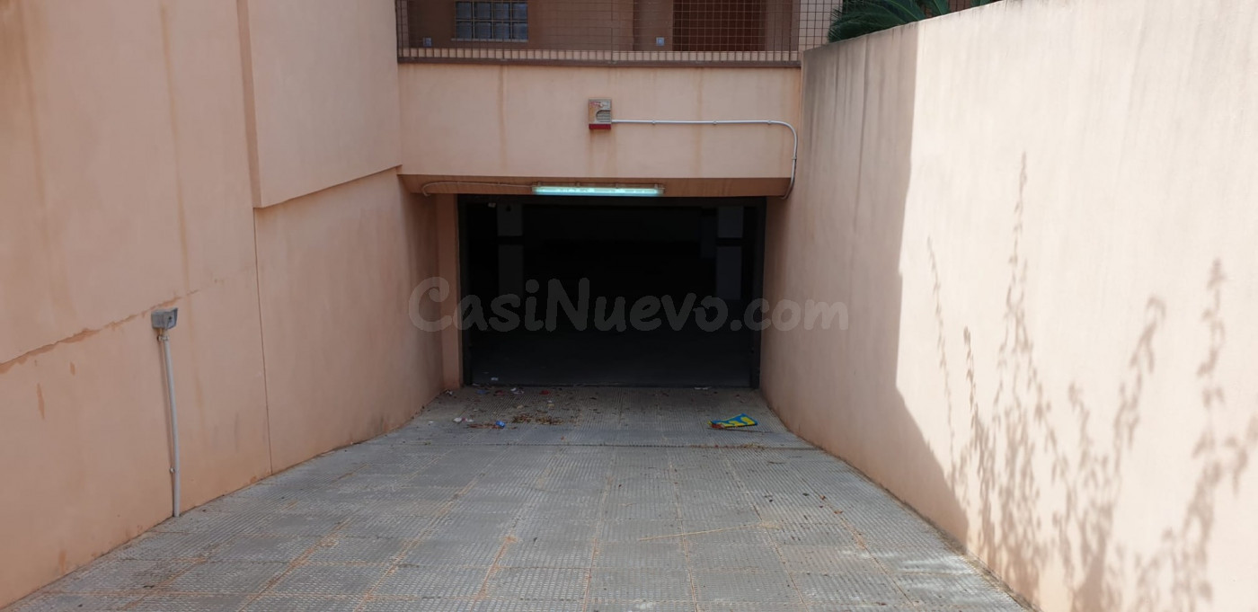 Plaza de garaje de 16 mt en edificio mira flores V de Mar de Cristal, Cartagena.~ Muy accesible con gran puerta de entrada y salida.~ Para visitarlo o solucionar