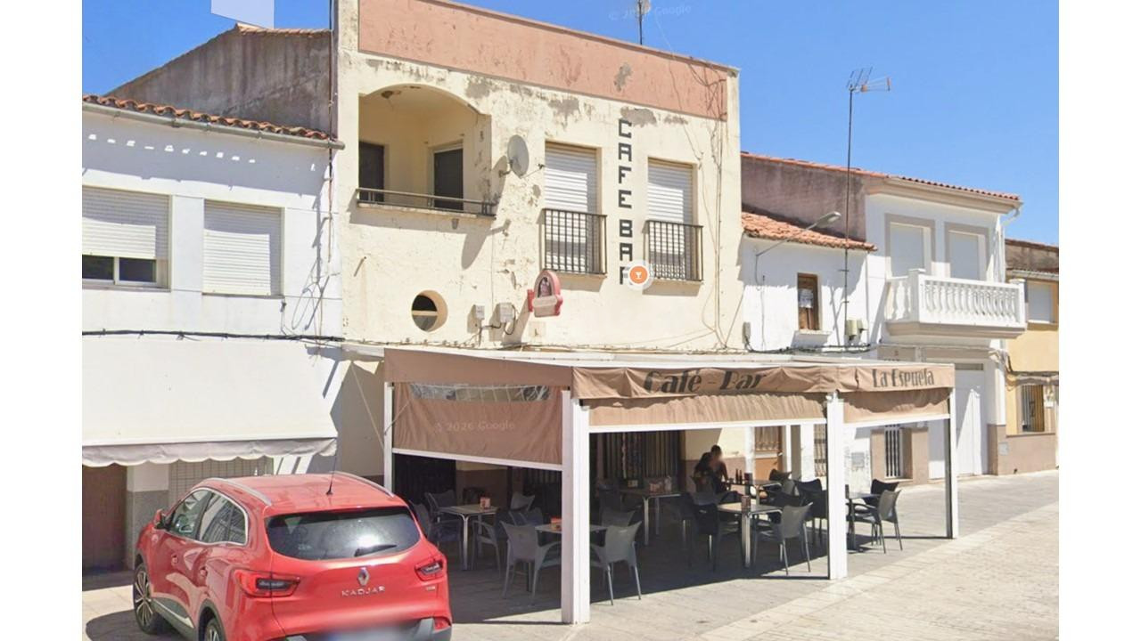 Edificio con negocio de hostelería y amplia vivienda en el centro de Riolobos