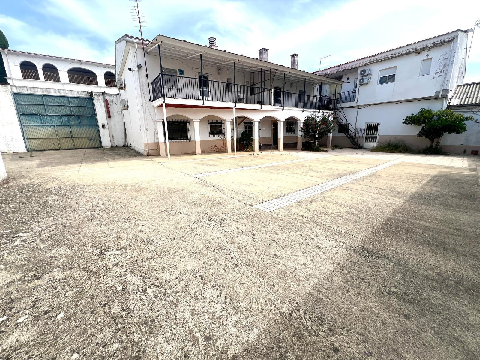 VIVIENDAS Y NAVE EN SERRADILLA - foto 3