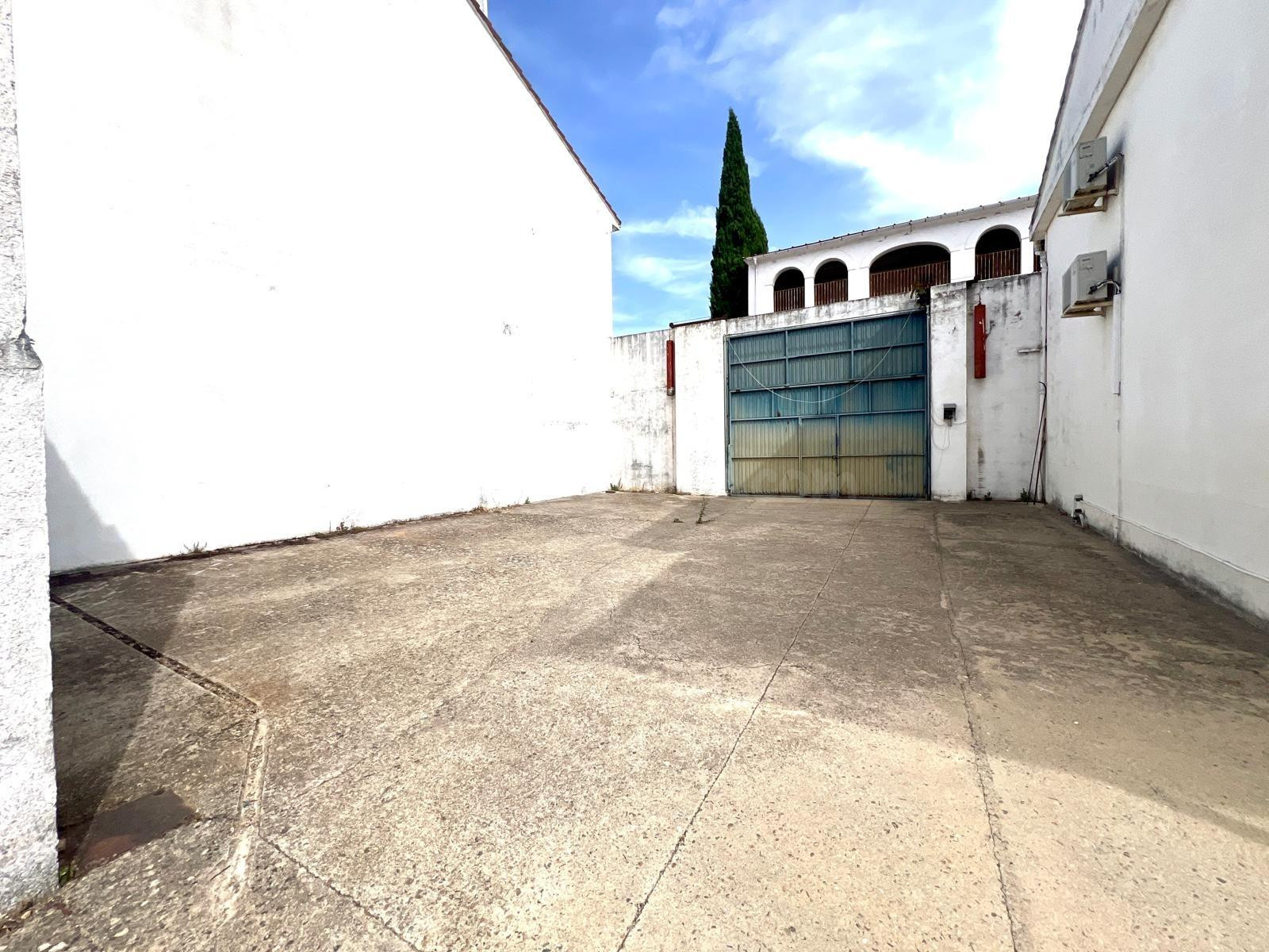 VIVIENDAS Y NAVE EN SERRADILLA - foto 5