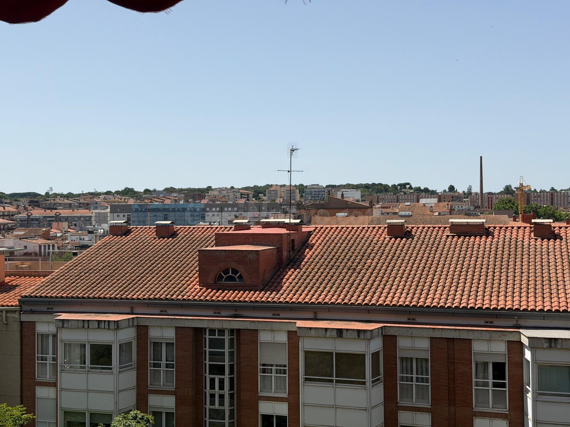 EXCLUSIVA VIVIENDA DE 145 M2 EN EL EDIFICIO GAL·LES DE GIRONA – AMPLITUD, LUZ Y VISTAS PRIVILEGIADAS