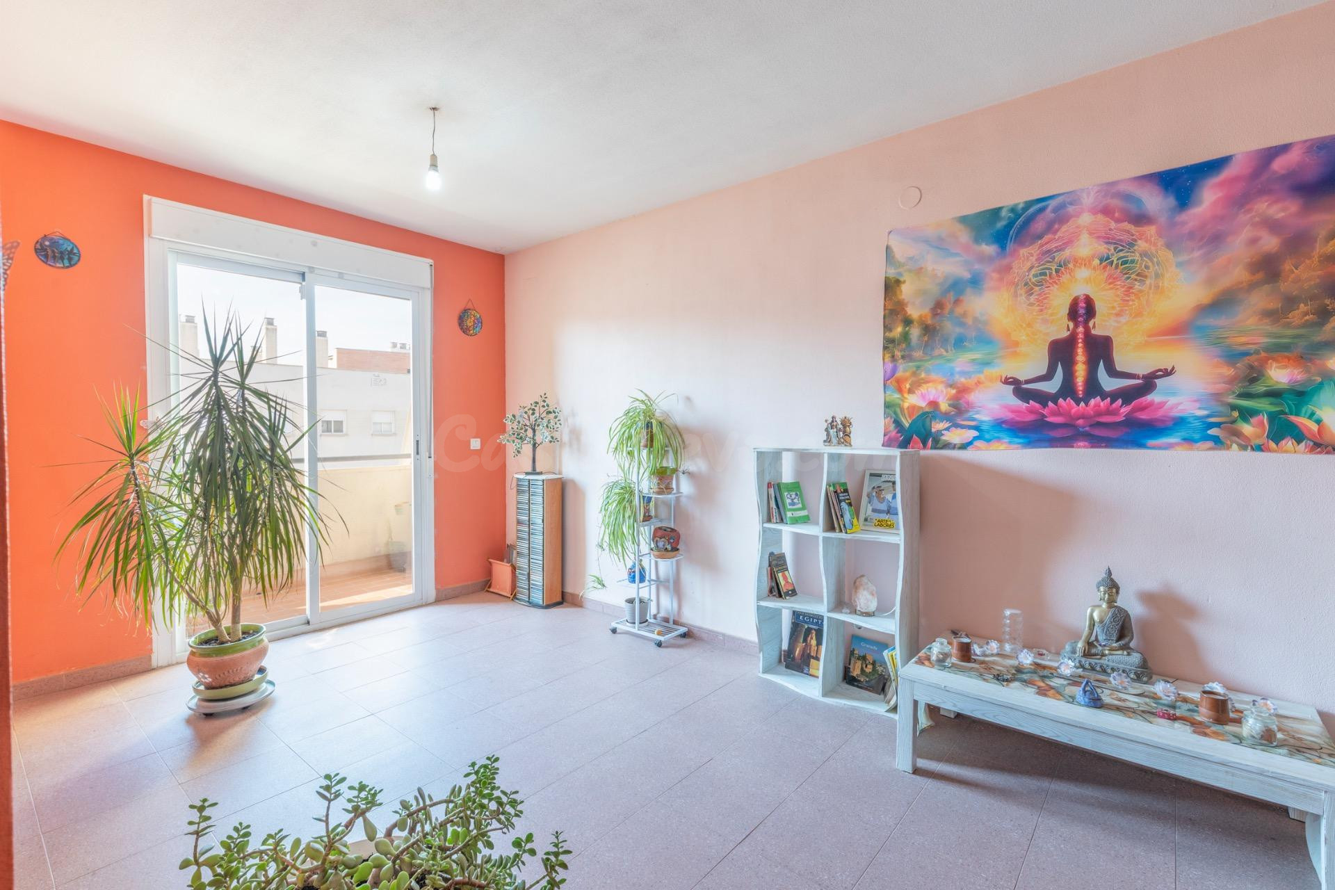 Amplia vivienda VPO con terraza, garaje y excelente ubicación junto a Avenida Juan Pablo II.