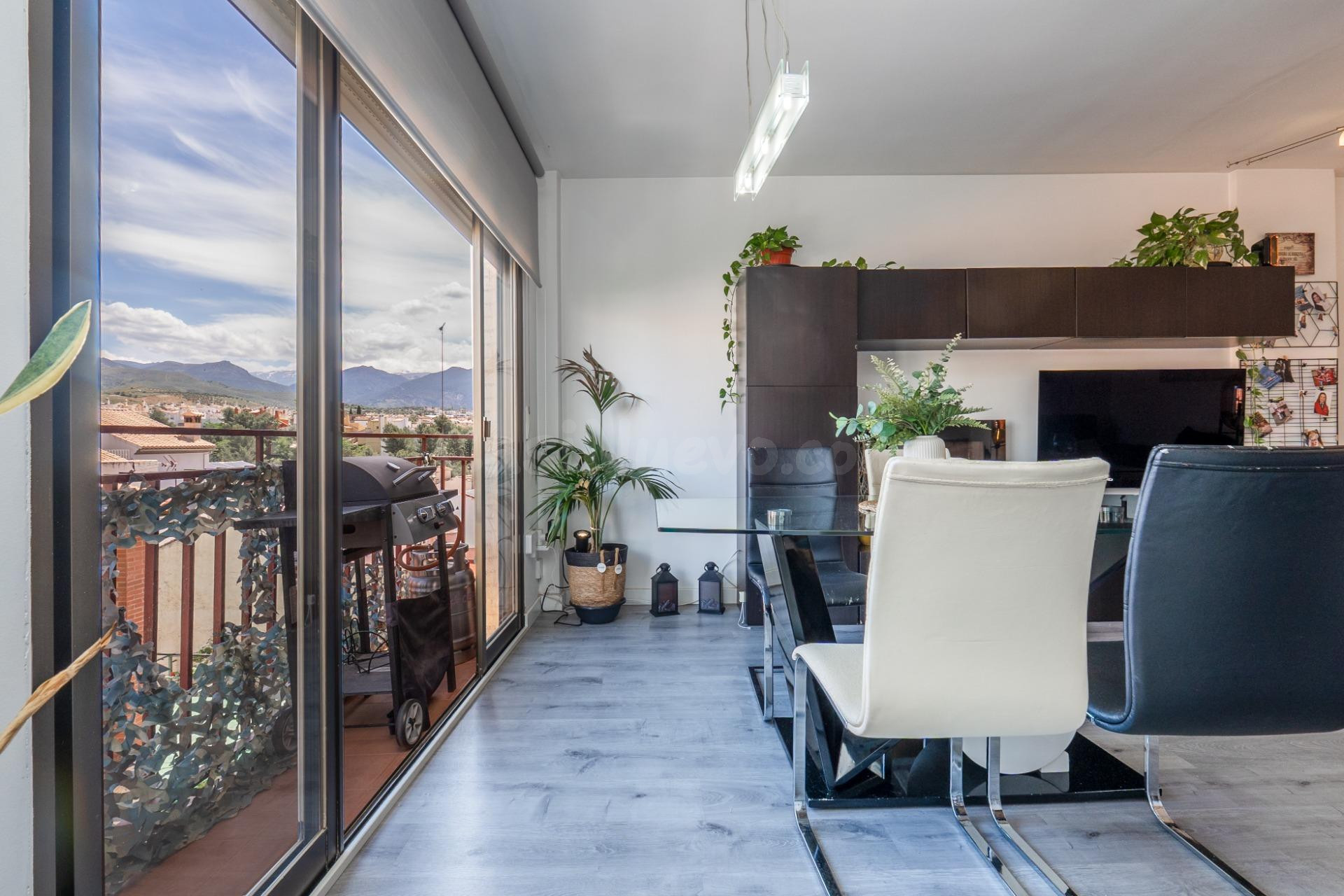 MAGNÍFICO PRECIO! GRAN PISO CON IMPRESIONANTES VISTAS DE 4 DORMITORIOS GARAJE Y TRASTERO EN HUETOR VEGA!!
