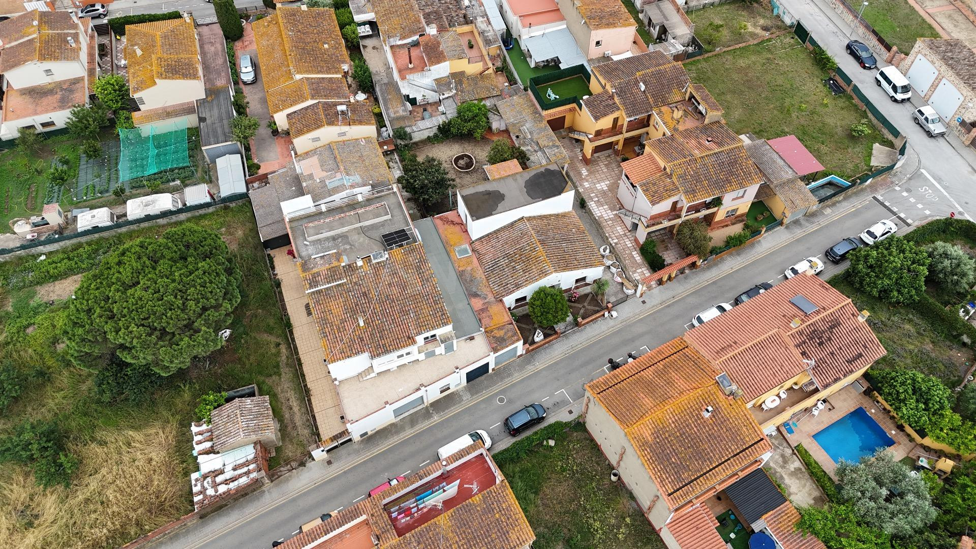 Casa independiente con local comercial, almacén y jardín en Mont-ras – Vivienda principal en una sola planta