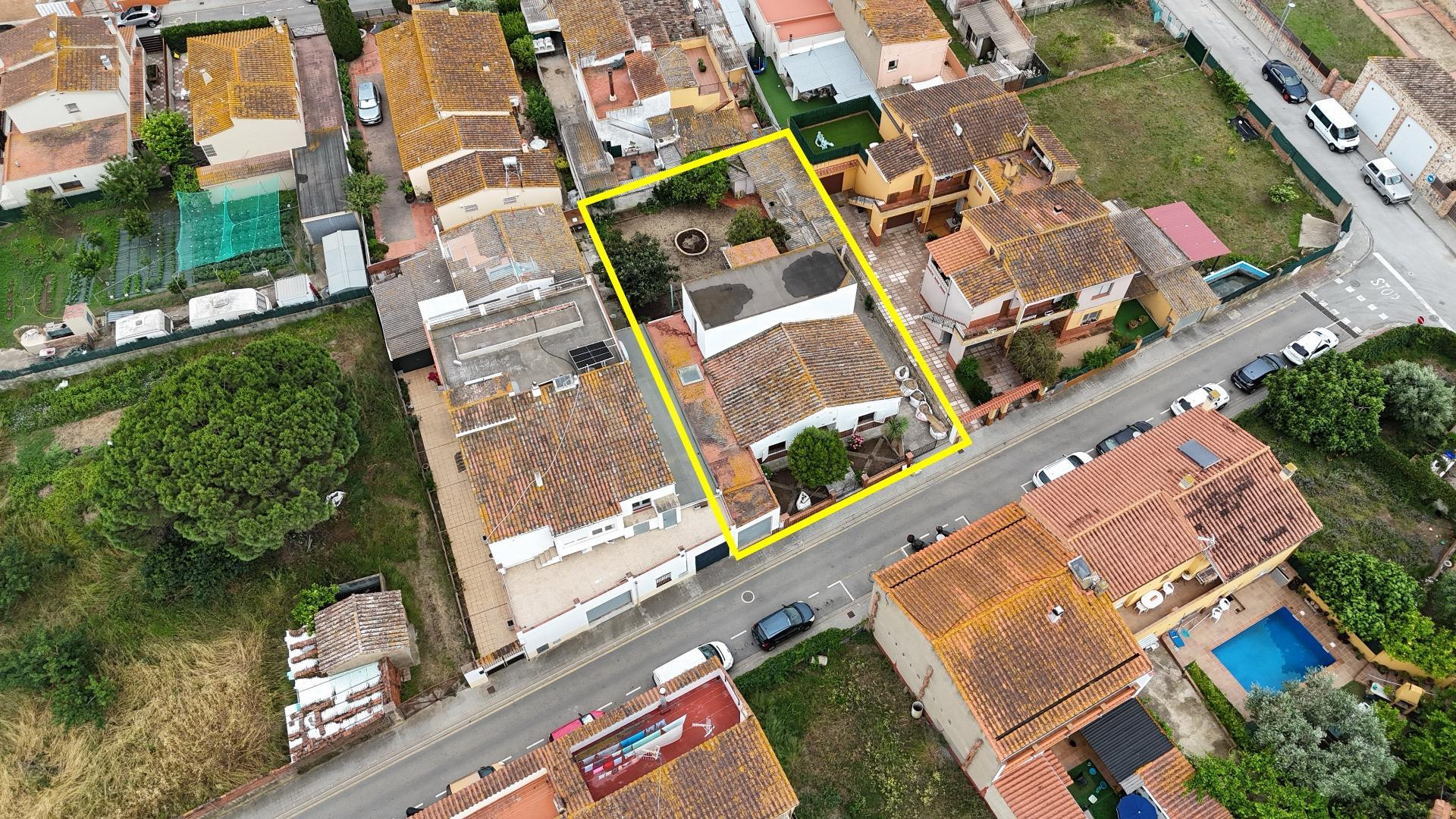 Casa independiente con local comercial, almacén y jardín en  - foto 2