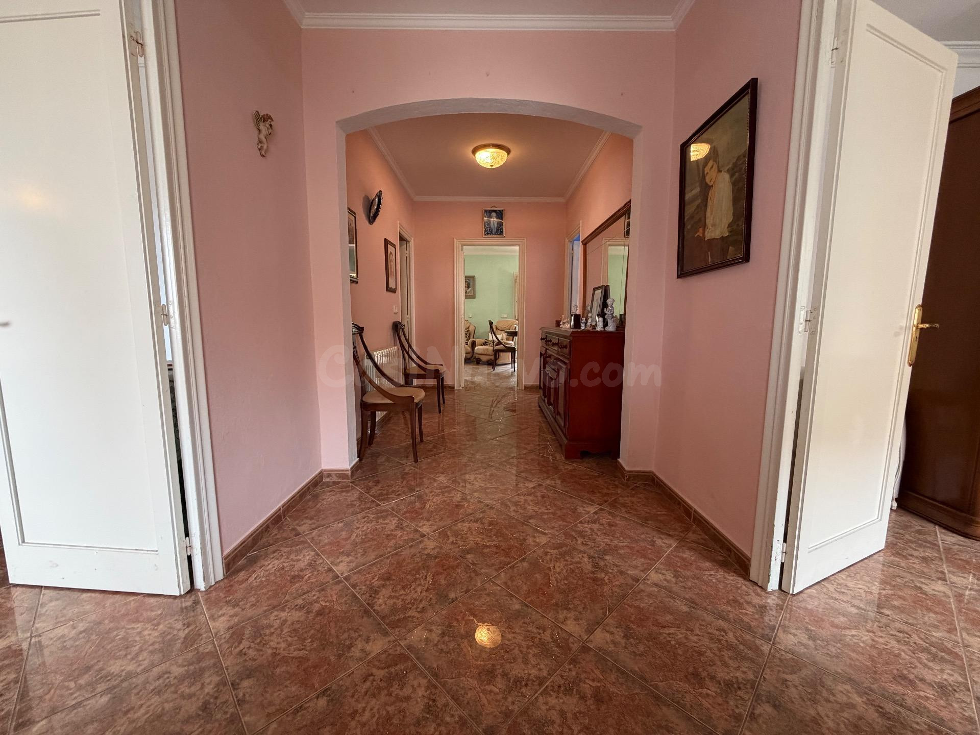 Casa independiente con local comercial, almacén y jardín en  - foto 5