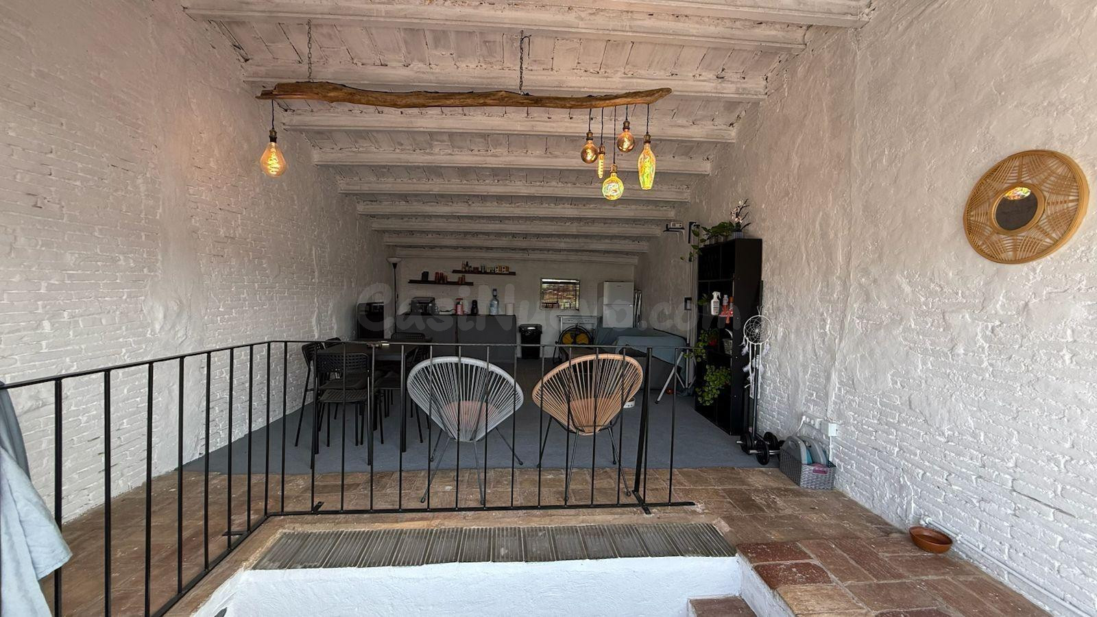 Auténtica casa de pueblo de 275 m2 con bóveda catalana y gran terraza